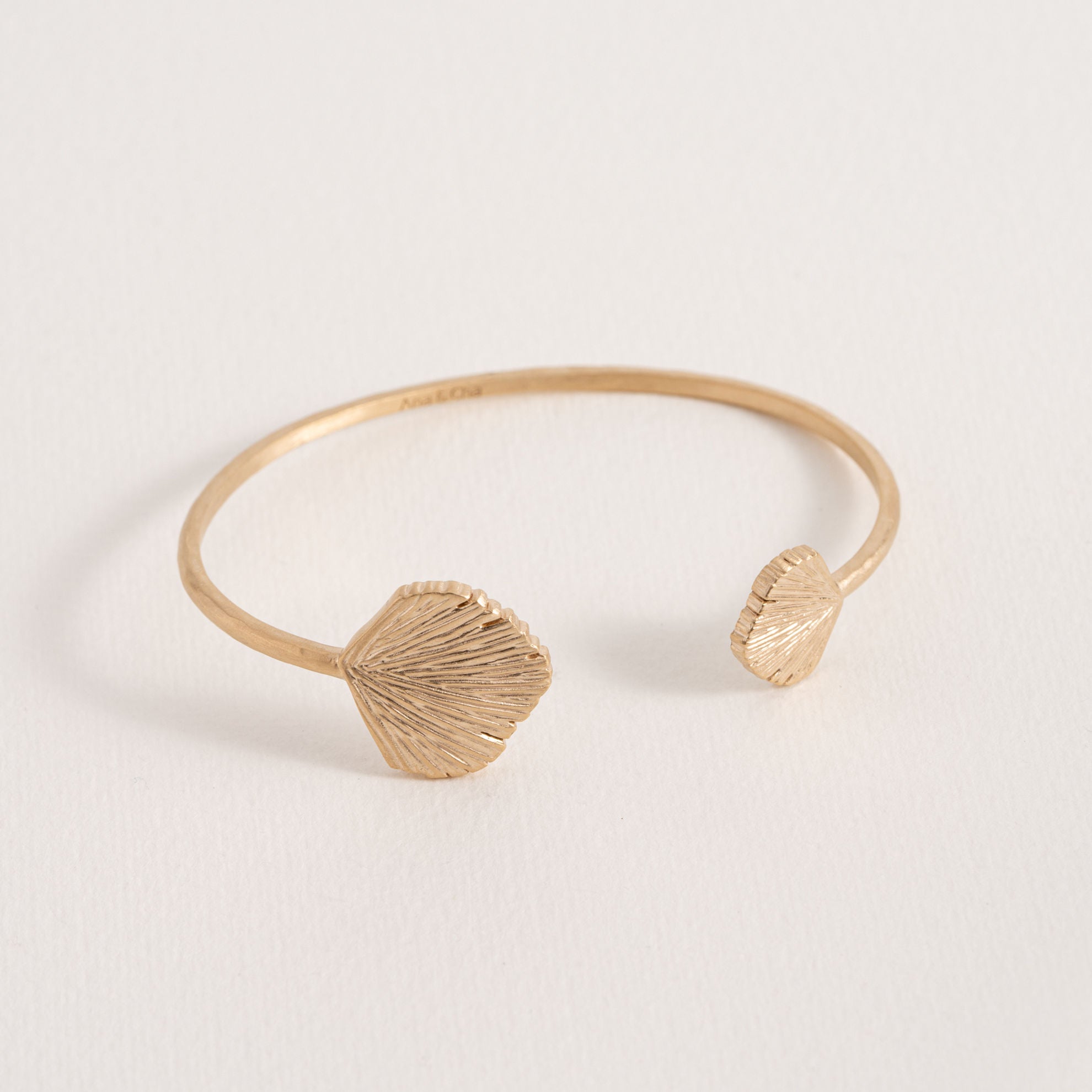 Jonc Louise en plaqué or avec feuilles de ginkgo ciselées