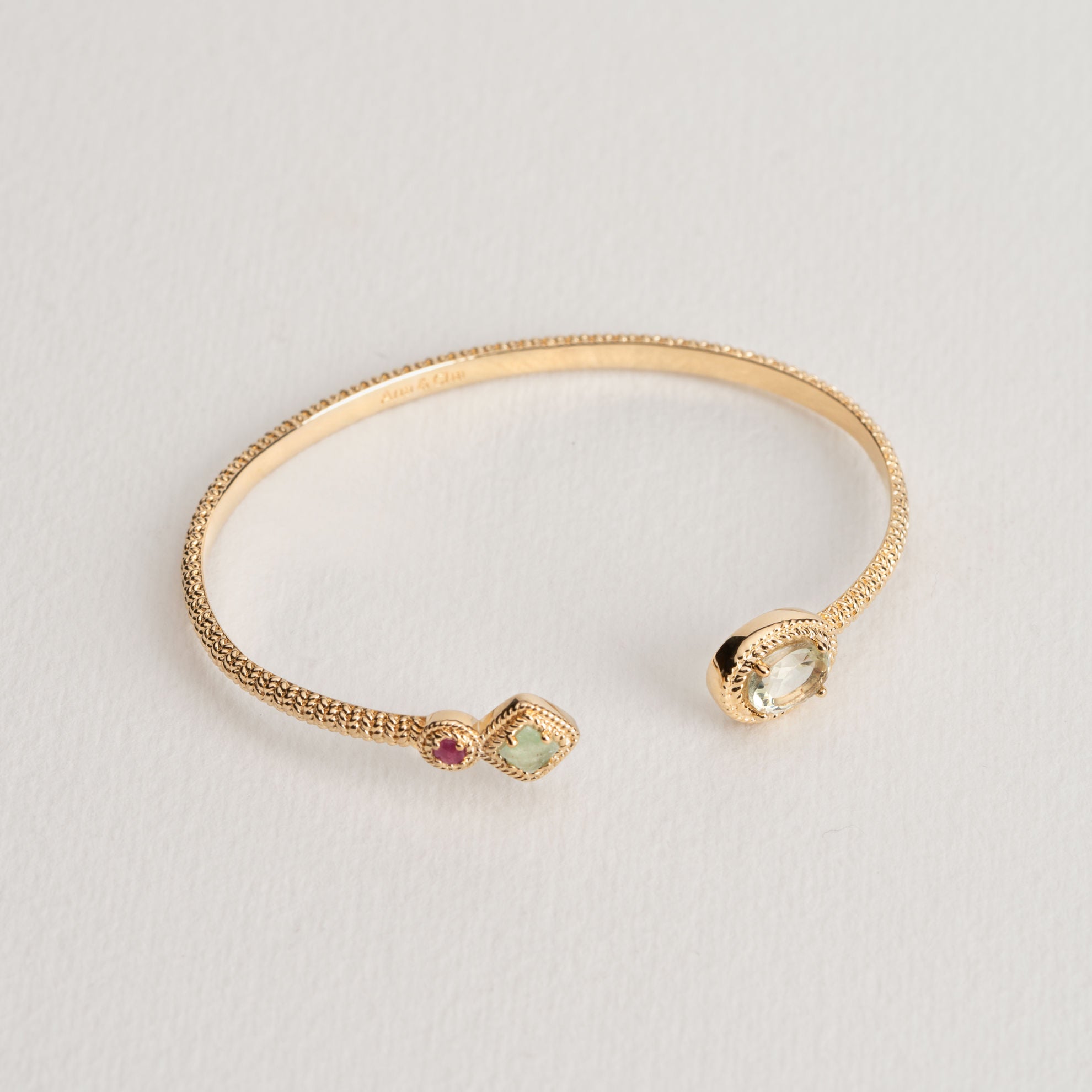 Courtney guldpläterad armring med ädelstenar