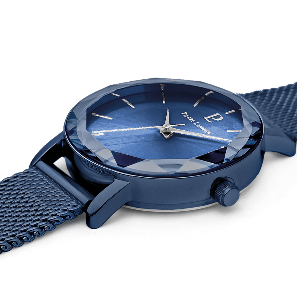 Cadran bleu soleillé, aiguilles argentées, lunette scintillante Pierre Lannier 010P968