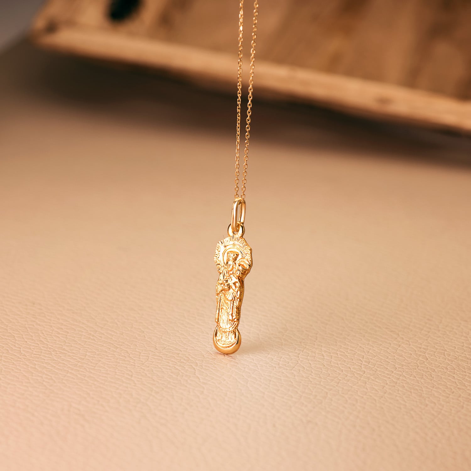Silhouette érem 18K sárga aranyból, Almudena szűz 28X9 mm