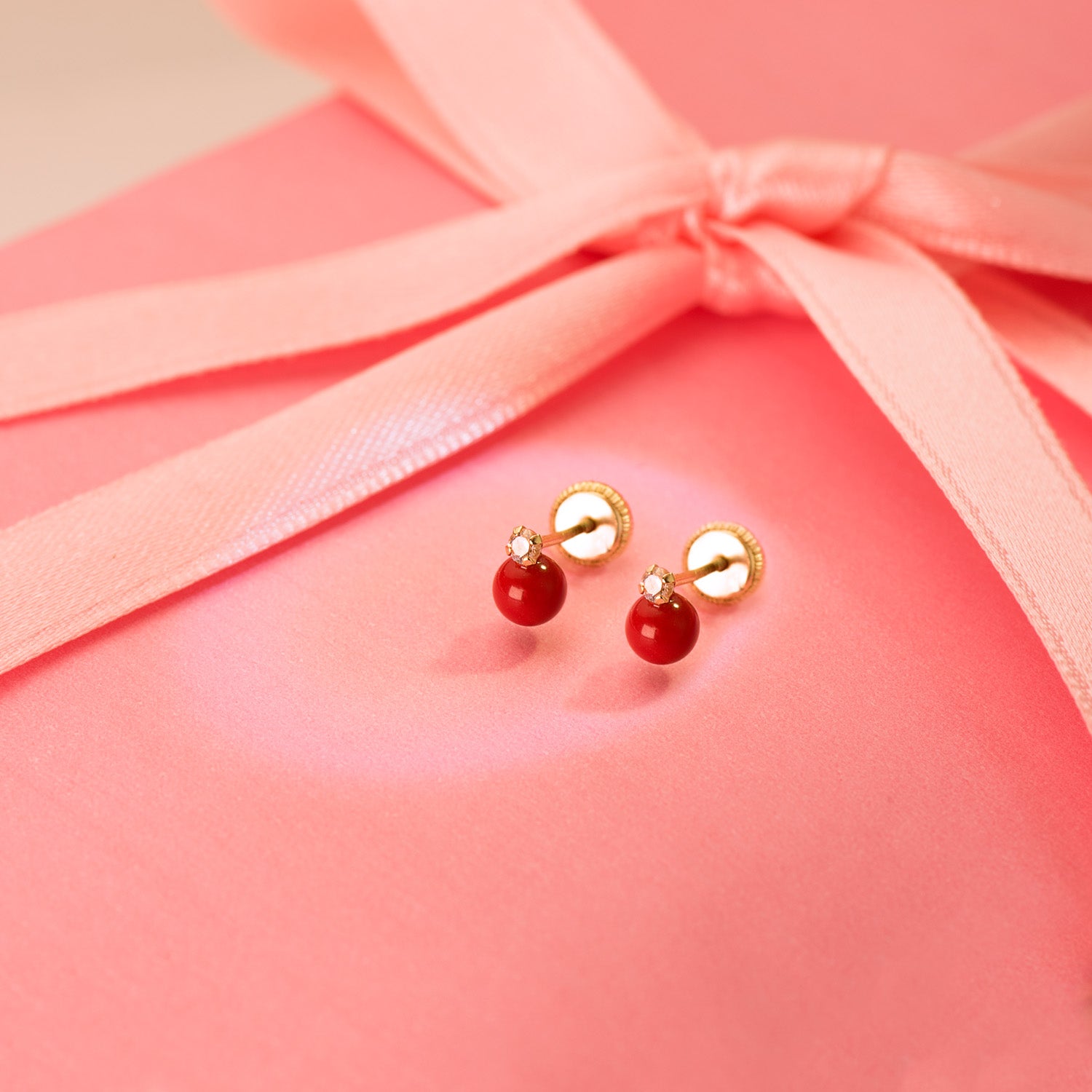 Boucles d'oreilles en Or Jaune 18 Carats « Toi et Moi » avec Corail et Zircone Synthétique en Griffes. Dimensions : 7 X 4,5 Mm. Fermoir à Vis.