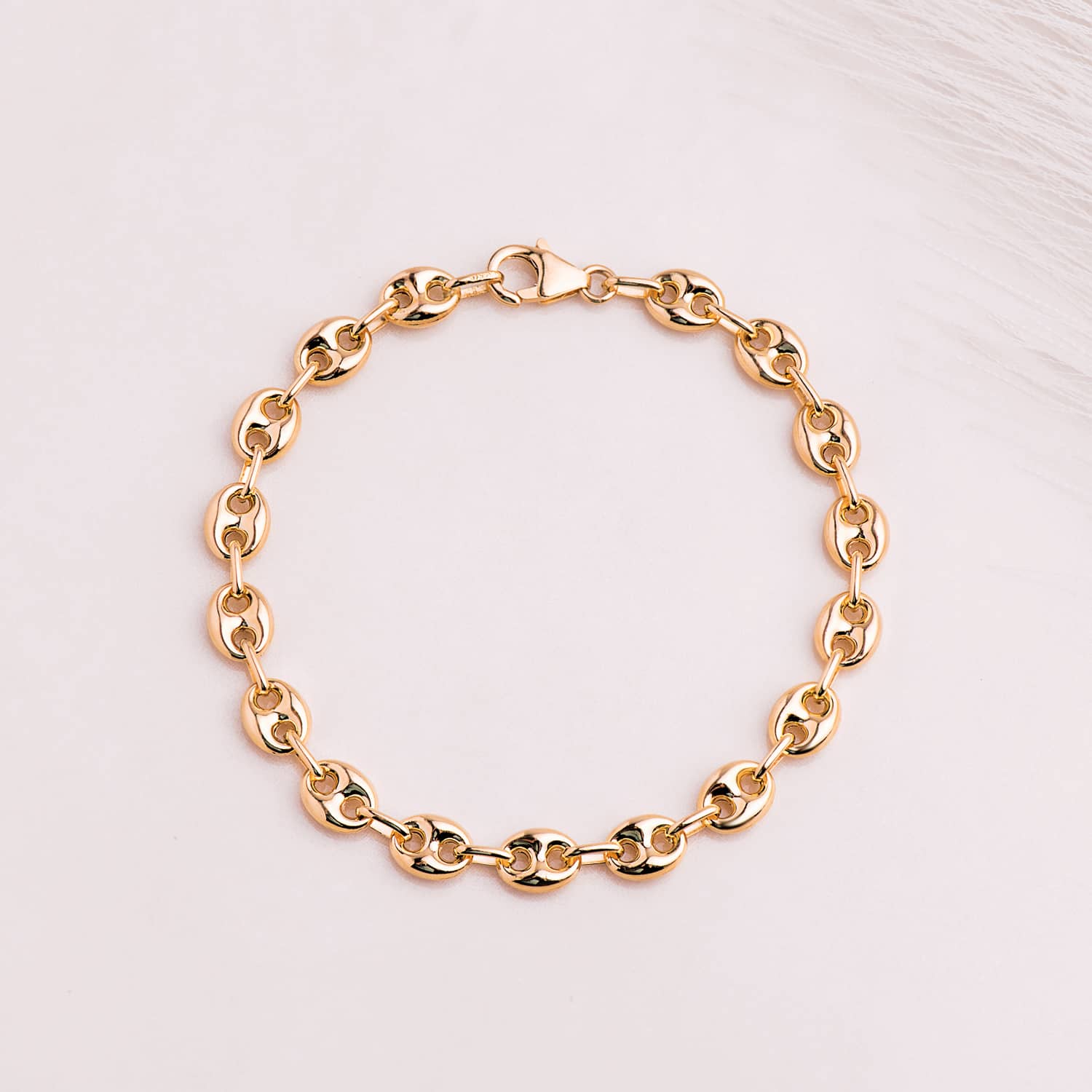 Pulseira oca em grão de café 18K em ouro amarelo. Largura 6 mm Comprimento 19 cm