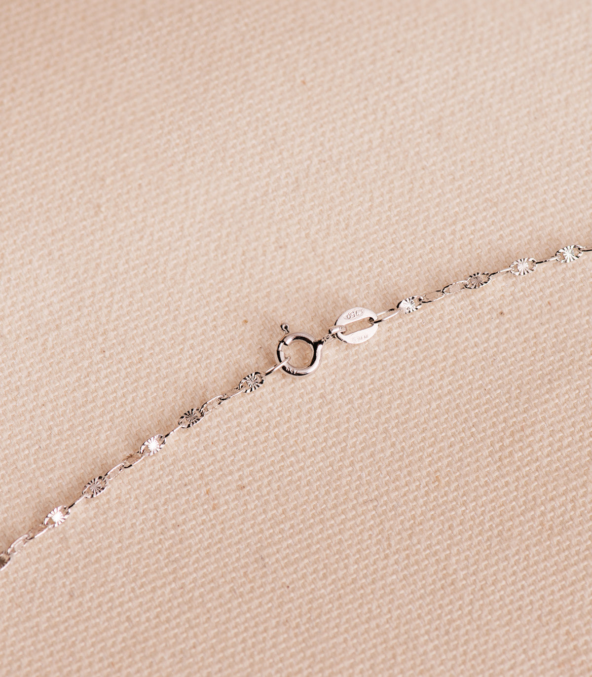 Solid 18K Forced White Gold Chain Storlek Bredd: 1,8 mm Längd: 45 Cm