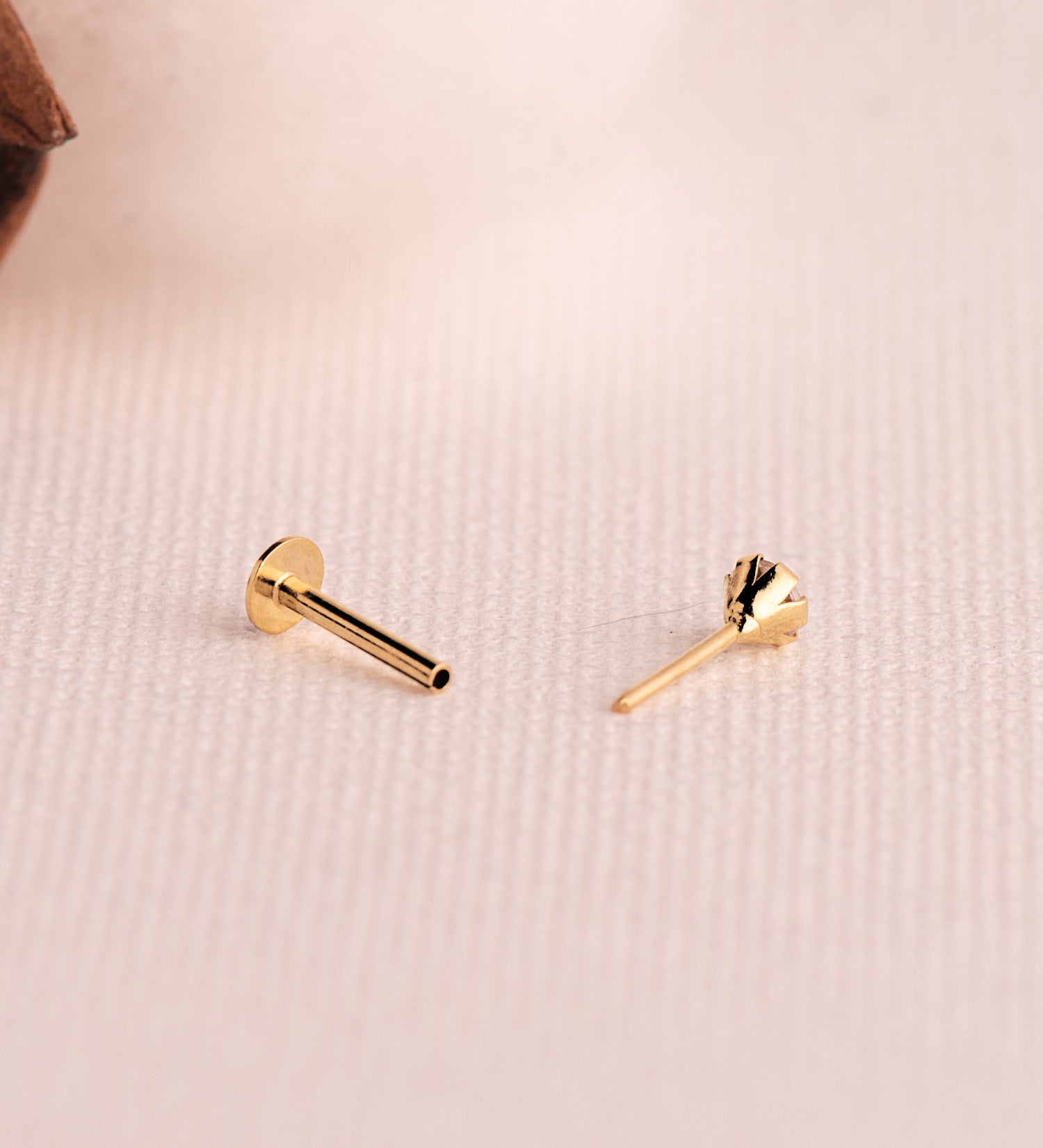 Kloørepiercing i 18K gult gull Aquamarine Zirconia 3,5 mm tykk stang 1MM skruelås