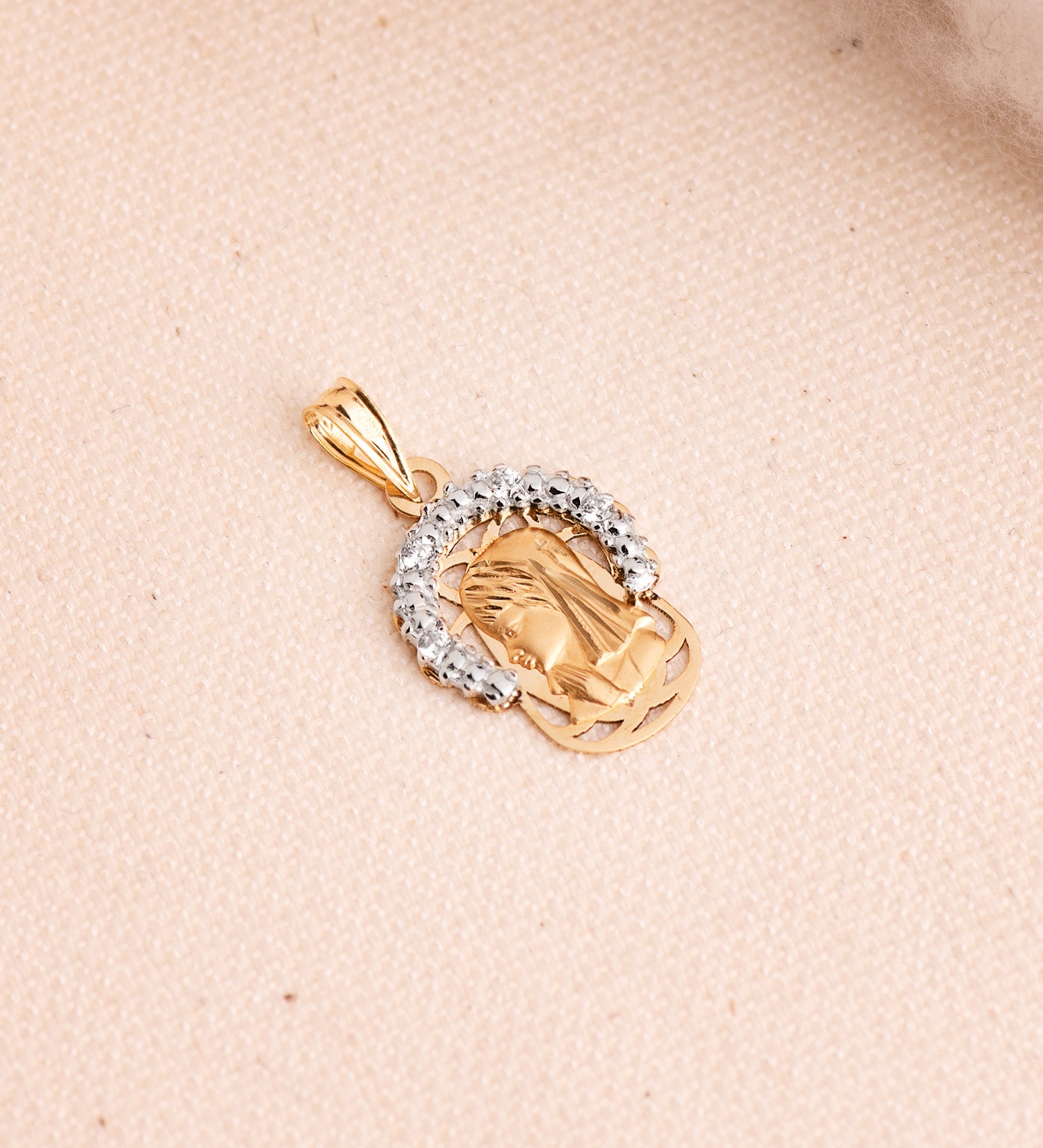 Pendente Coroa da Virgem em ouro bicolor 18K com pedras de zircônia Tamanho: 20 x 14 mm
