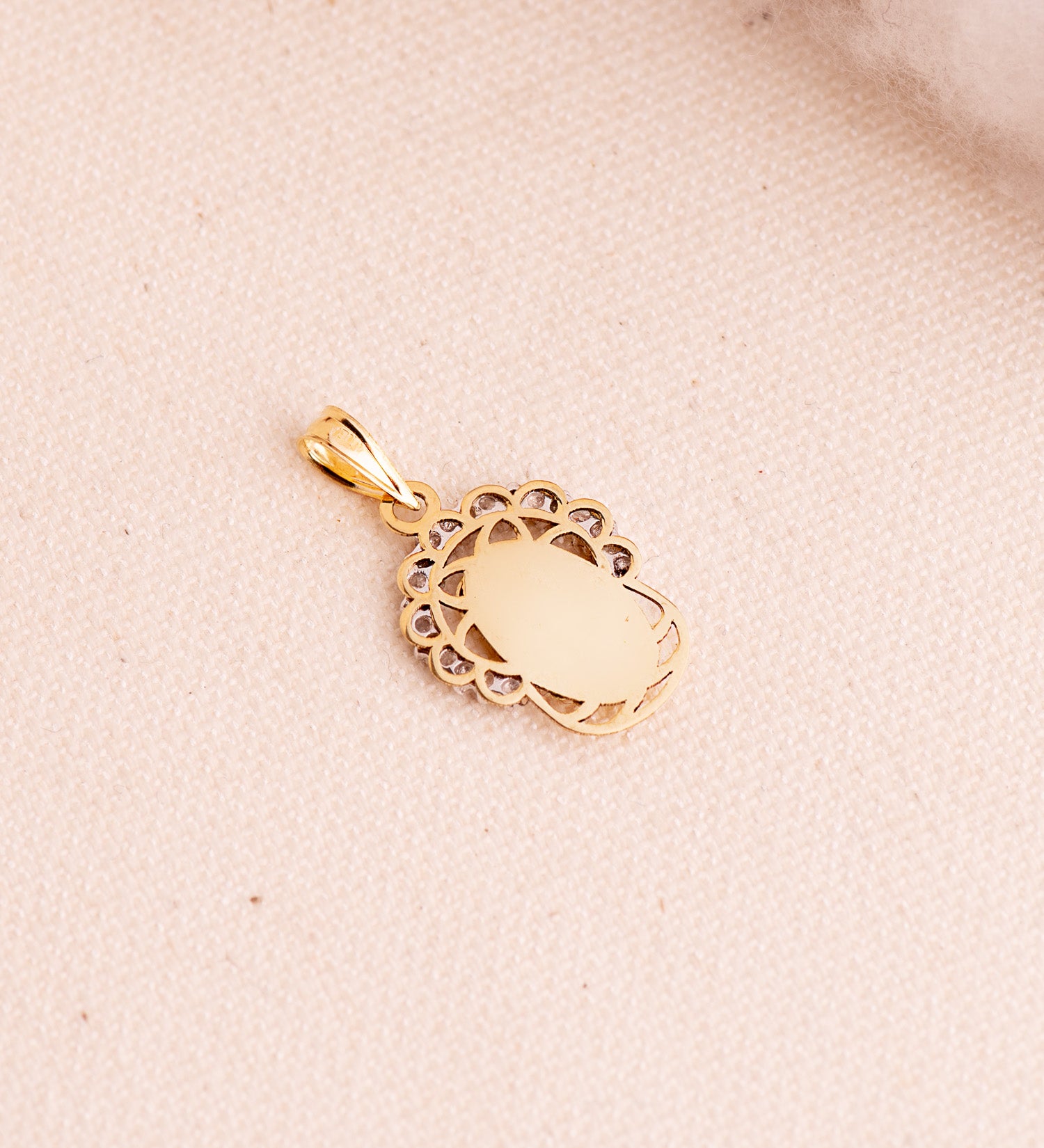 Pendente Coroa da Virgem em ouro bicolor 18K com pedras de zircônia Tamanho: 20 x 14 mm