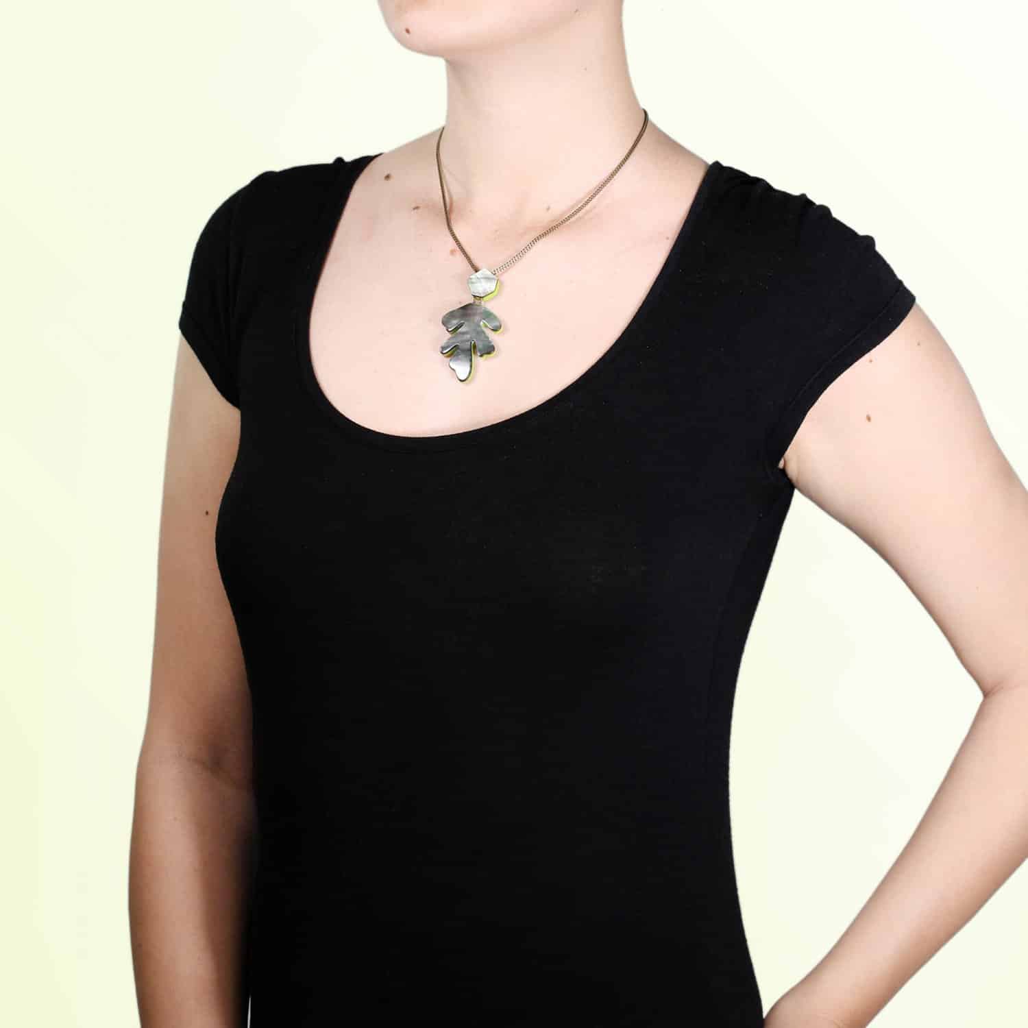 Détail nacre collier Metamorphose 15--26486 Nature Bijoux