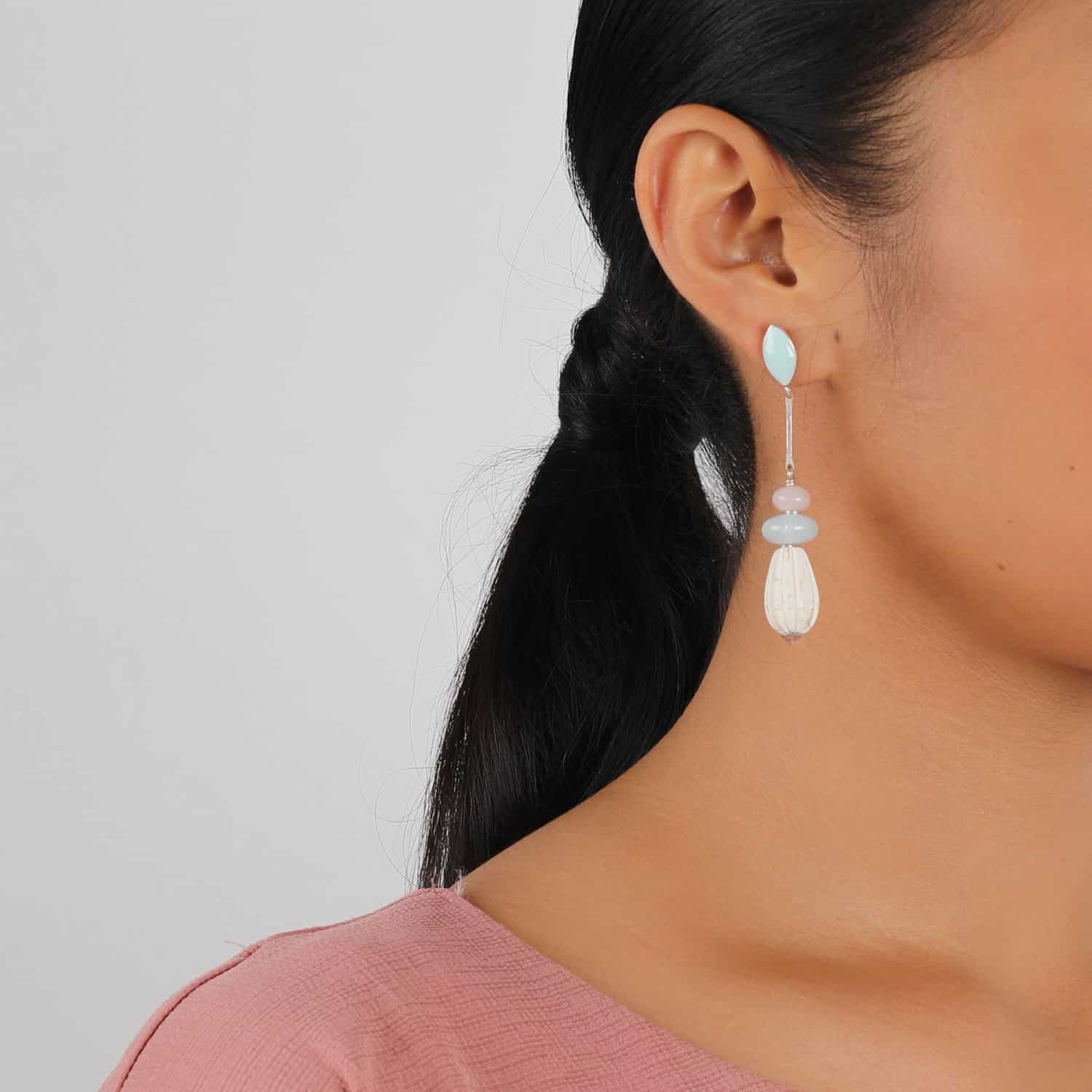Détail porté boucles goutte howlite Nature Bijoux 12--73922
