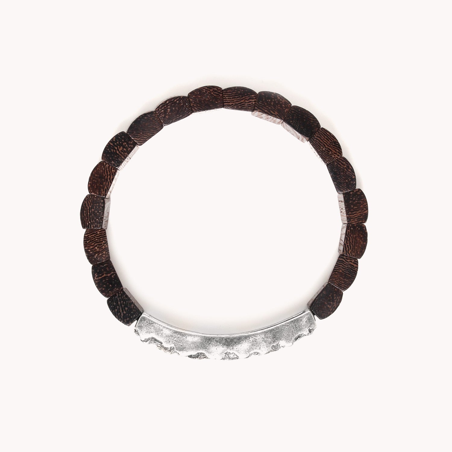 Détail porté bois roblès 13--31690 Nature Bijoux