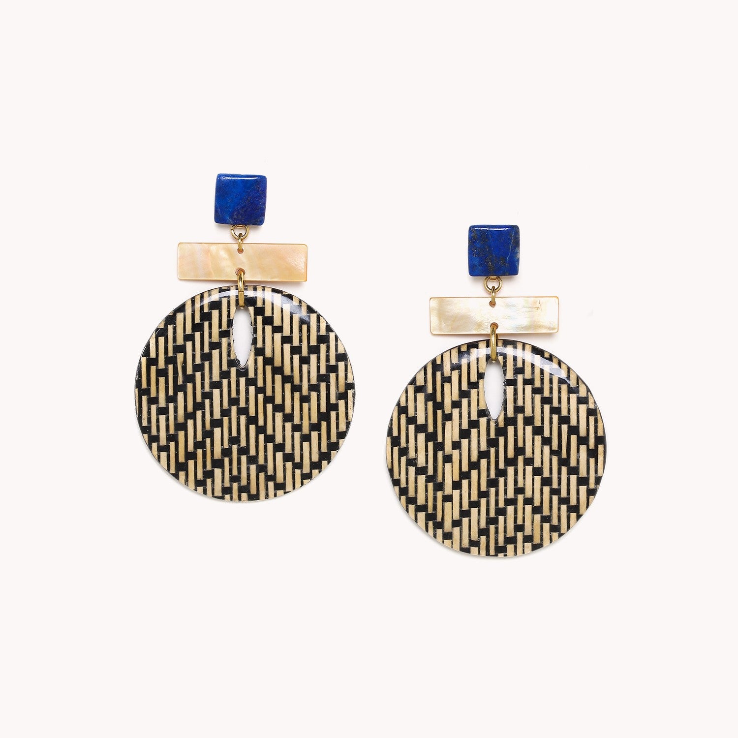 Boucles d'oreilles Madam Bogolan en lapis-lazuli et nacre dorée 12CP78760 Nature Bijoux