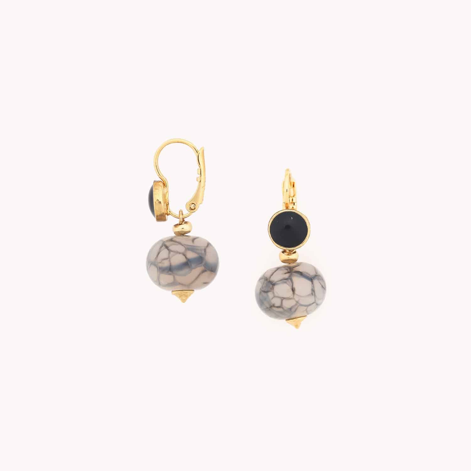 Détail porté dormeuses agate grise 12--79758 Nature Bijoux