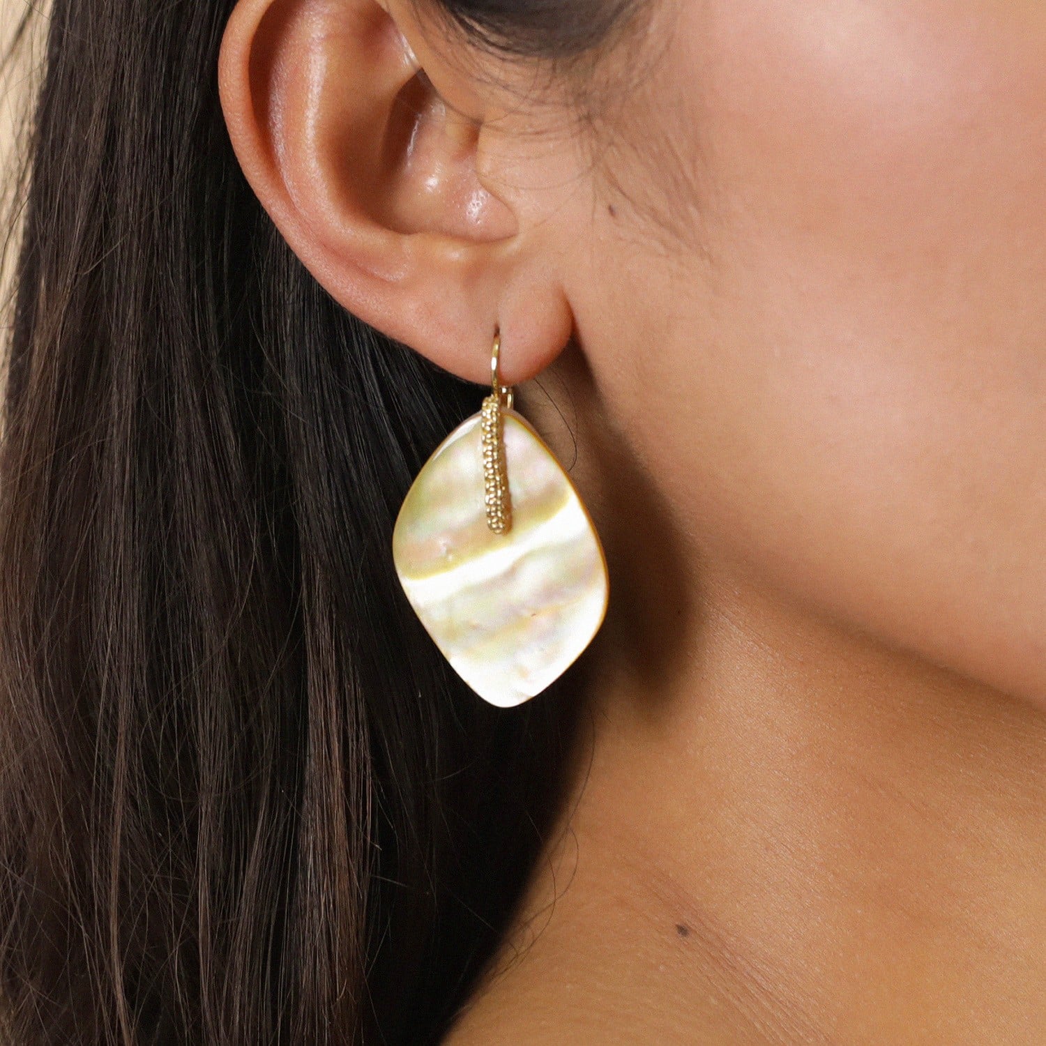 Détail nacre dorée dormeuses 12--79913 Nature Bijoux