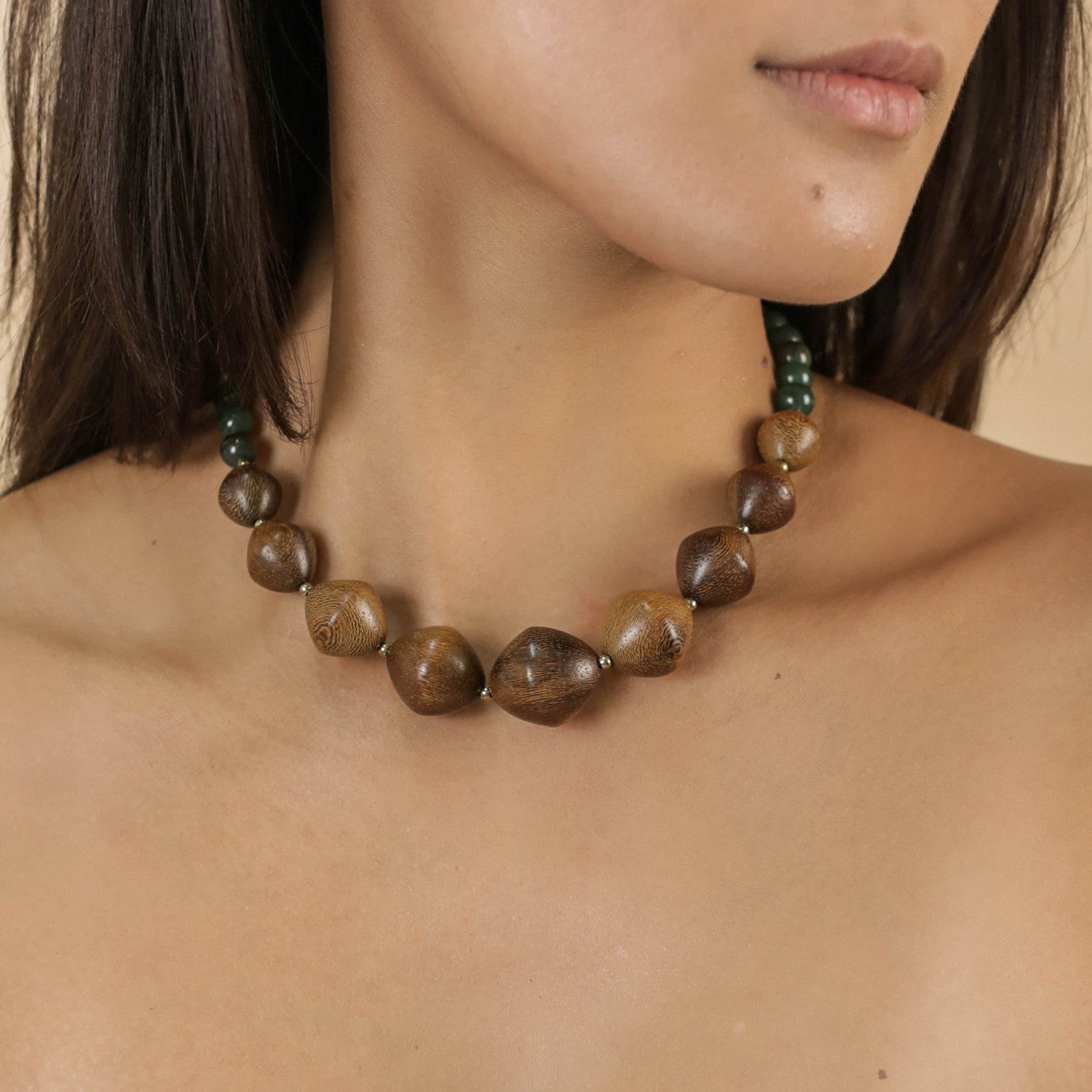 Collier porté détail bois Roblès 15--43442 Nature Bijoux