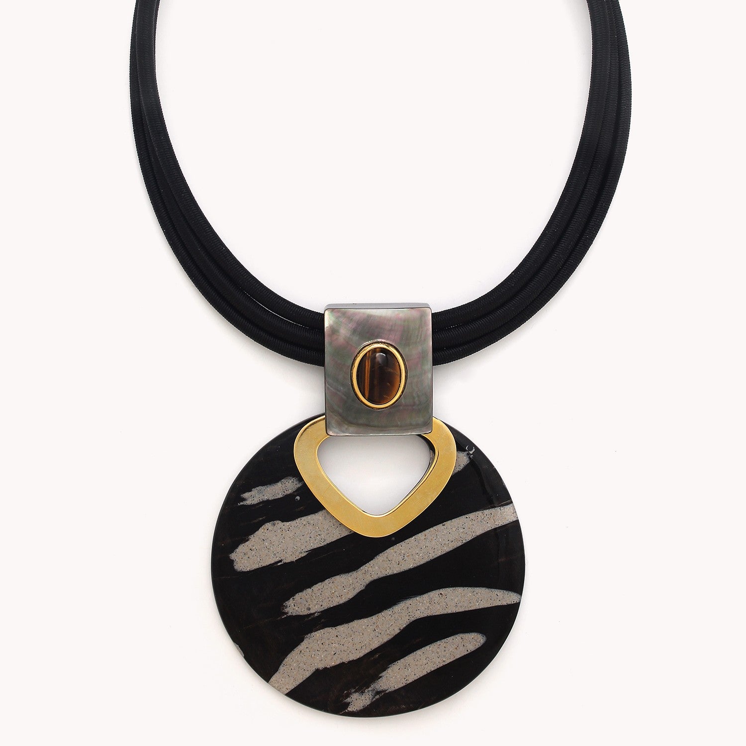 Collier Zebra plastron pendentif rond en corne, œil de tigre et nacre 15CP43300 Nature Bijoux