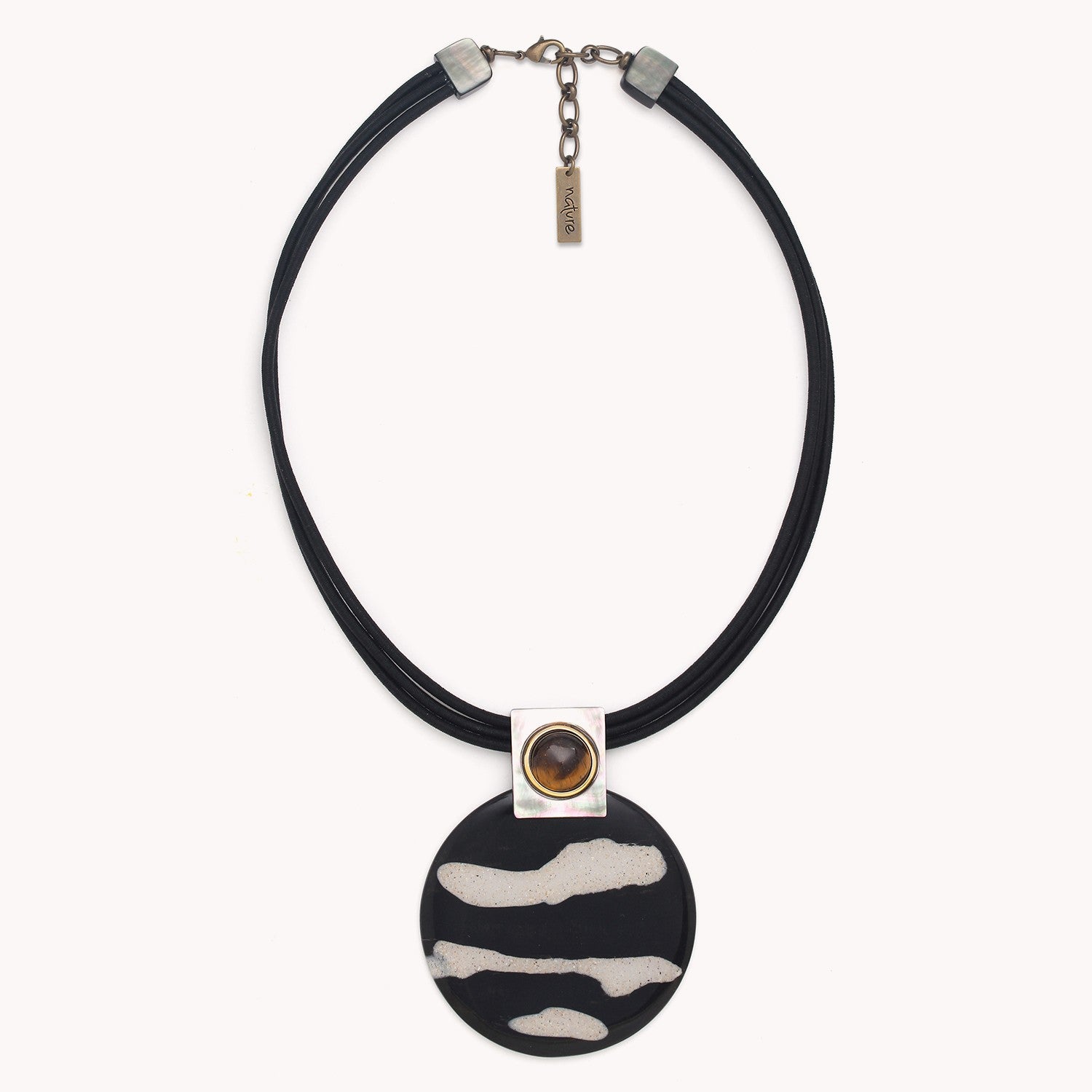 Détail matière œil de tigre collier petit pendentif rond 15CP43301 Nature Bijoux