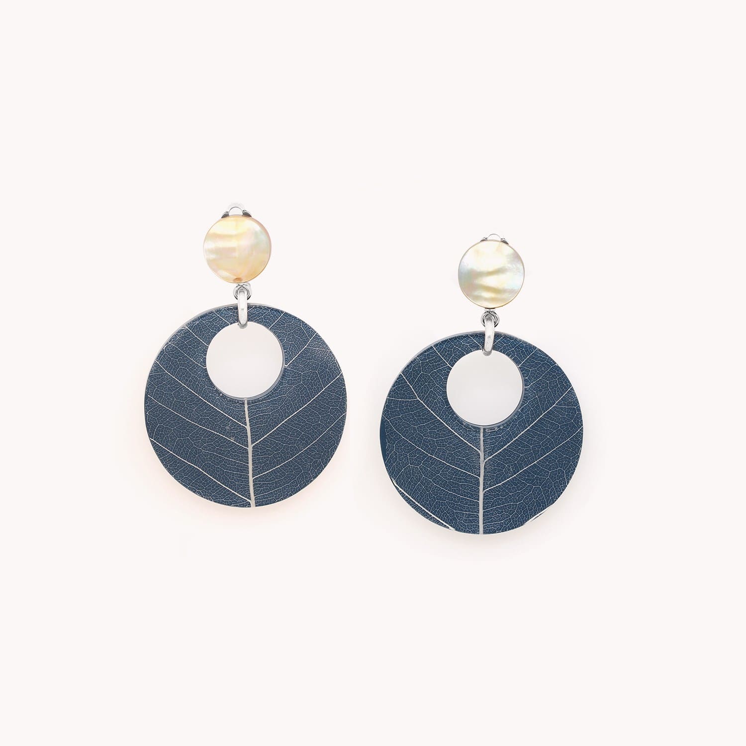 Détail nacre bleu pétrole clips 11--90261 Nature Bijoux