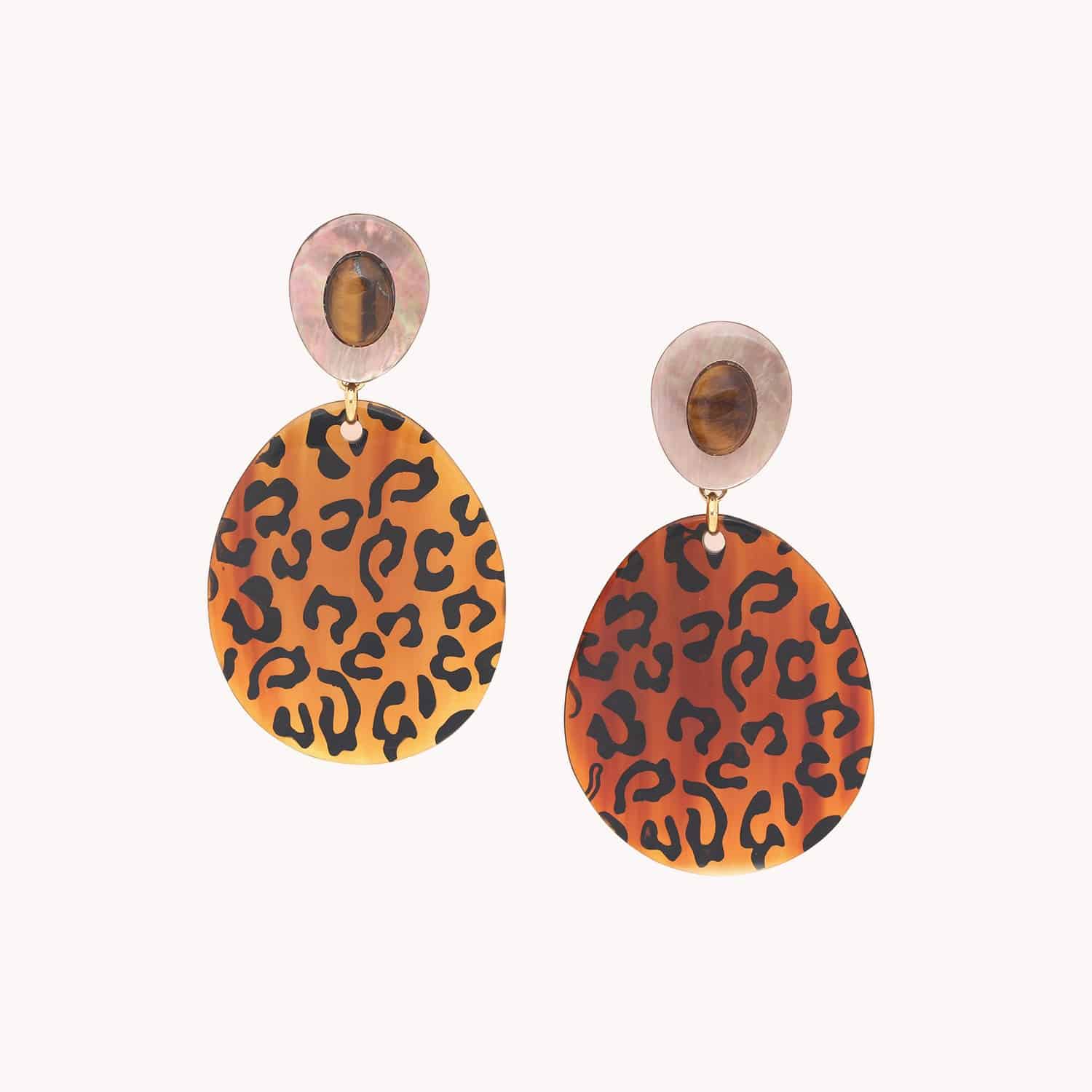 Boucles d'oreilles Jaguar portée détail matière 11--90440 Nature Bijoux