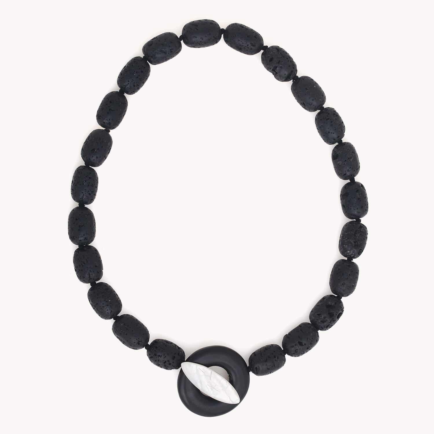 Collier Volcan perles ovales pierre de lave, fermoir nacre et corne 15--43592 Nature Bijoux