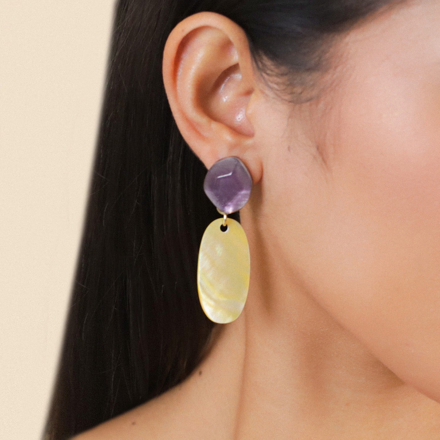 Boucles d'oreilles porté détail nacre dorée 12--90468 Nature Bijoux