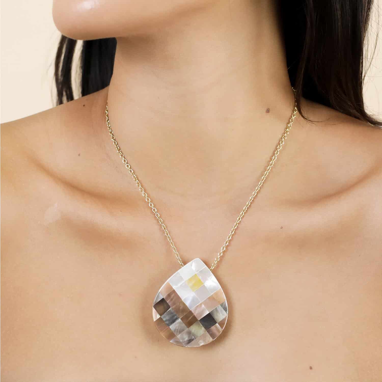 Détail nacre blanche et laiton collier 15--43561 Nature Bijoux