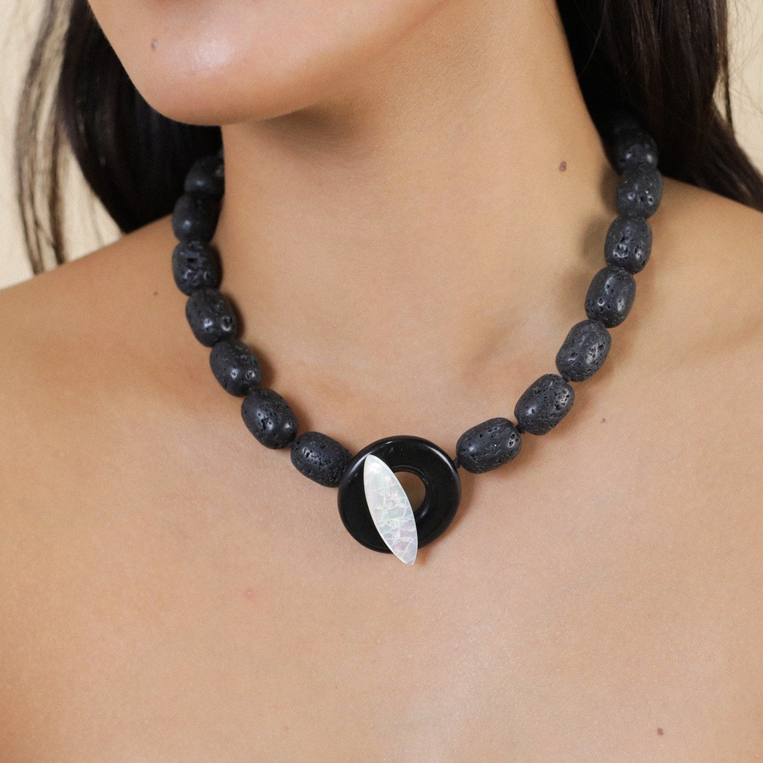 Détail fermoir nacre et corne 15--43592 Nature Bijoux