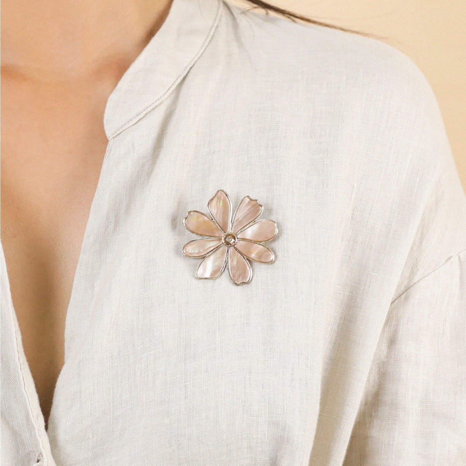 Détail pétales nacre brune broche 10--23932 Nature Bijoux