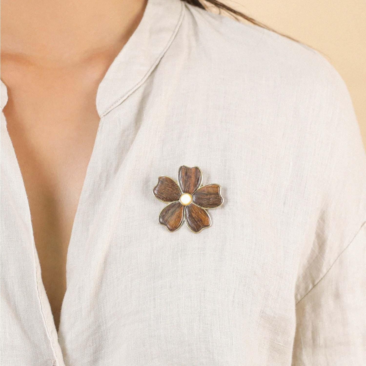 Broche fleur bois de roblès détail pétales 10--23934 Nature Bijoux