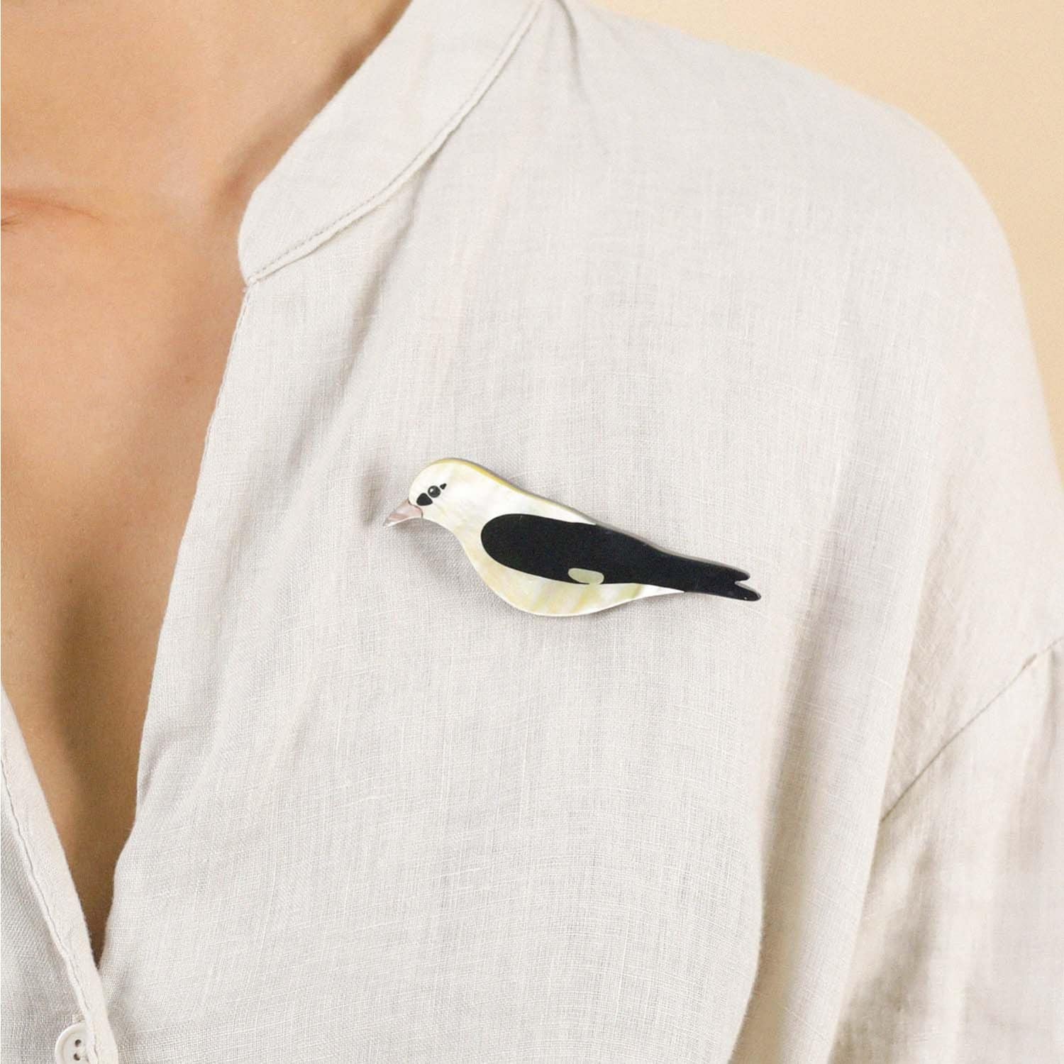 Détail nacre broche Loriot 10--23920 Nature Bijoux