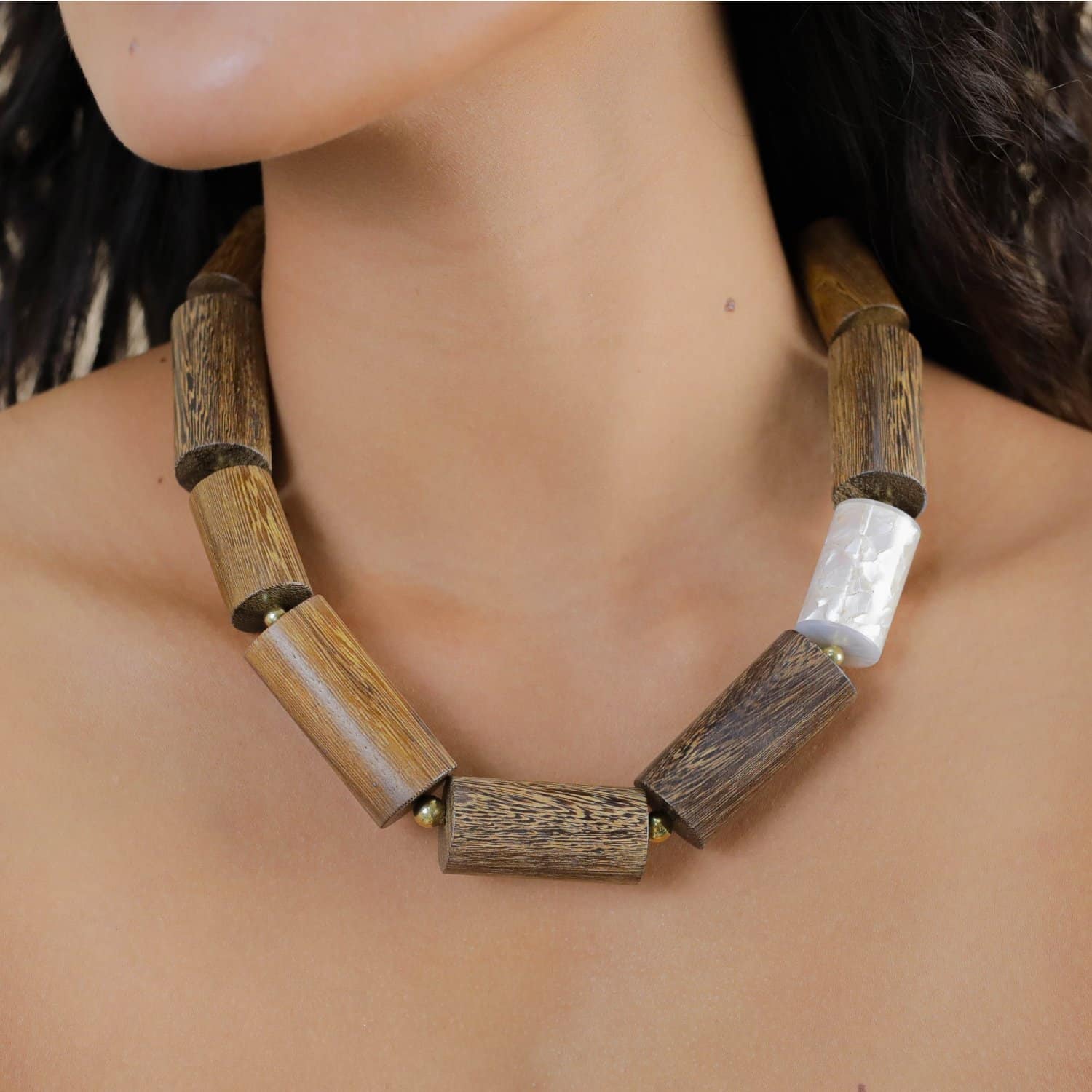 Détail plastron nacre blanche et bois Robles 15--43760 Nature Bijoux