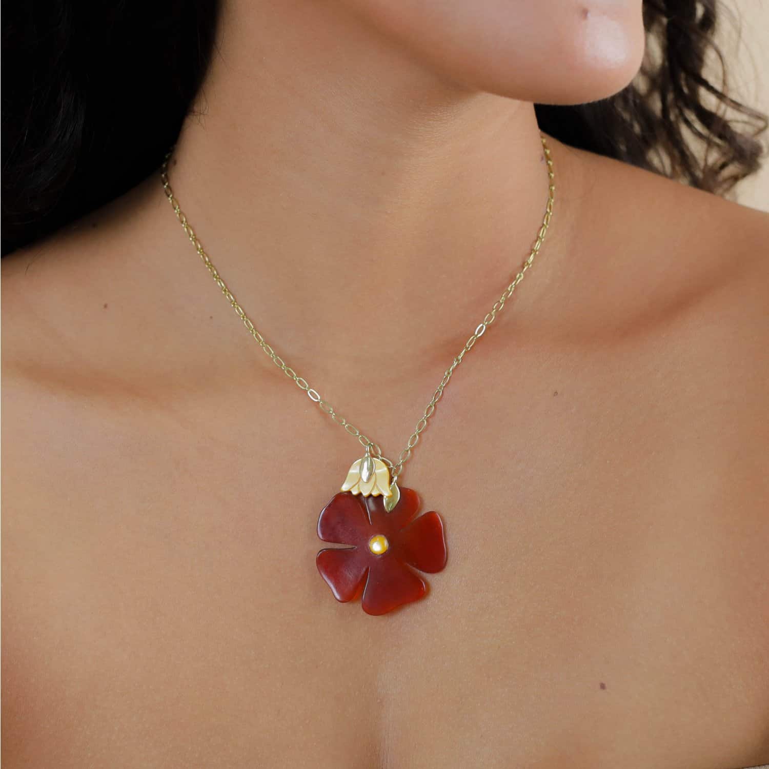 Détail pendentif fleur rouge 15--43841 Nature Bijoux