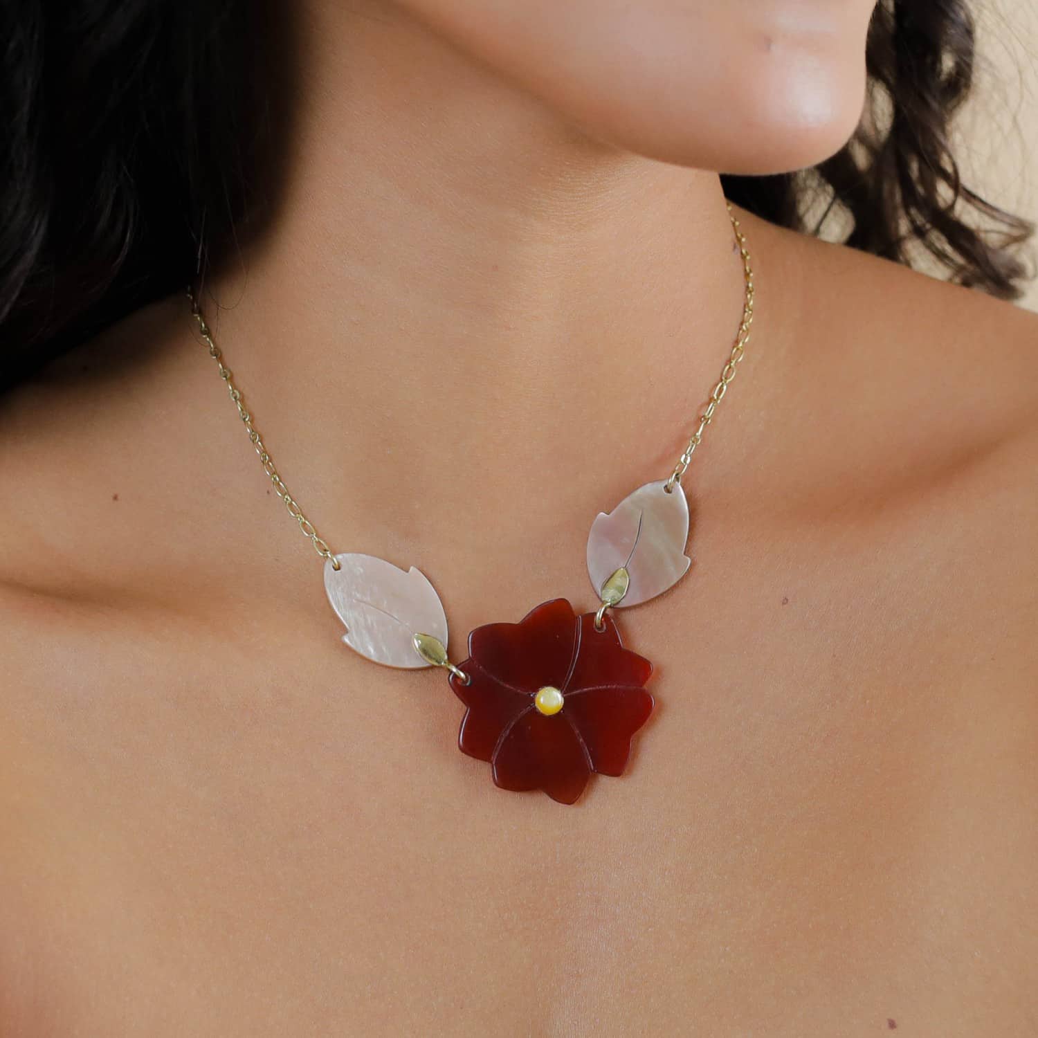 Détail fleur rouge et feuille nacre brune 15--43843 Nature Bijoux