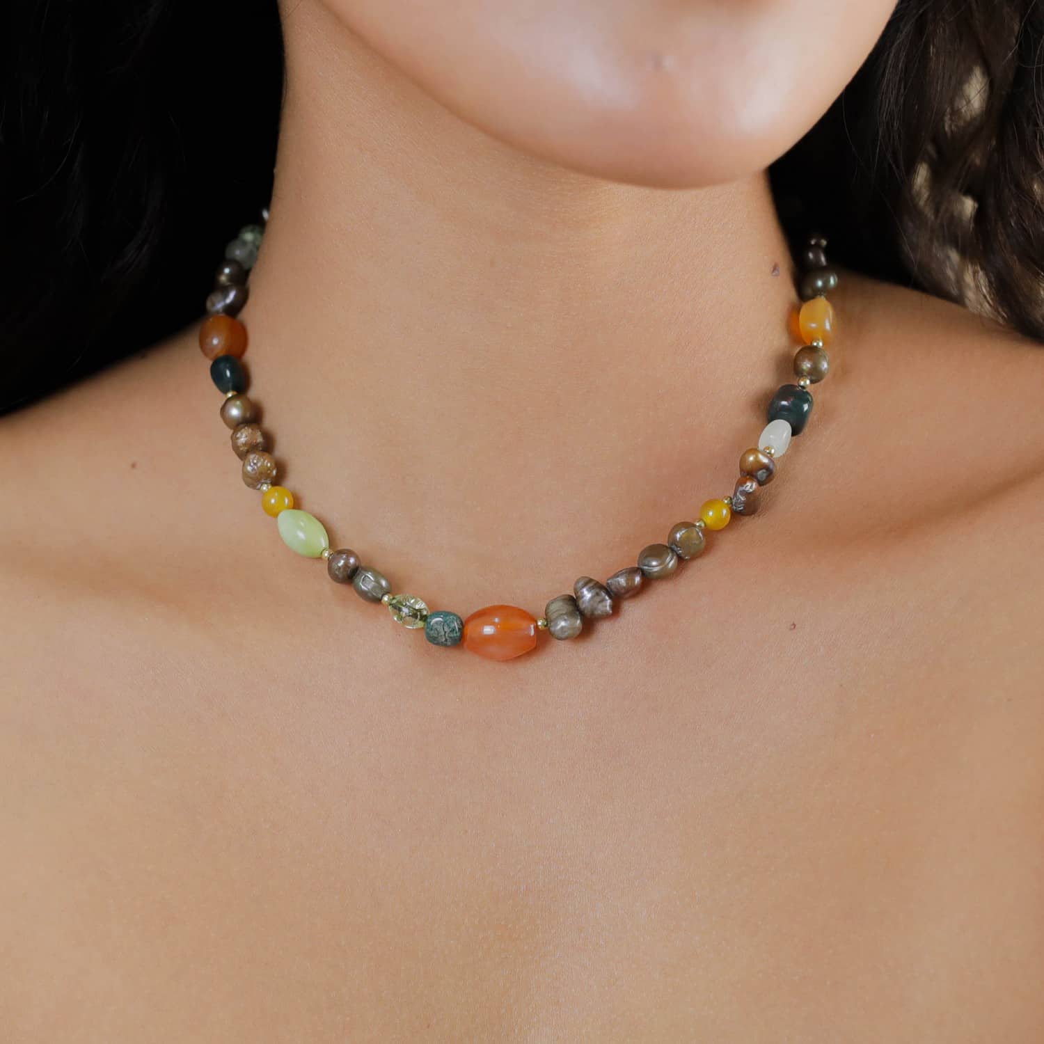 Collier porté détail matières stones et perles 15--43835 Nature Bijoux