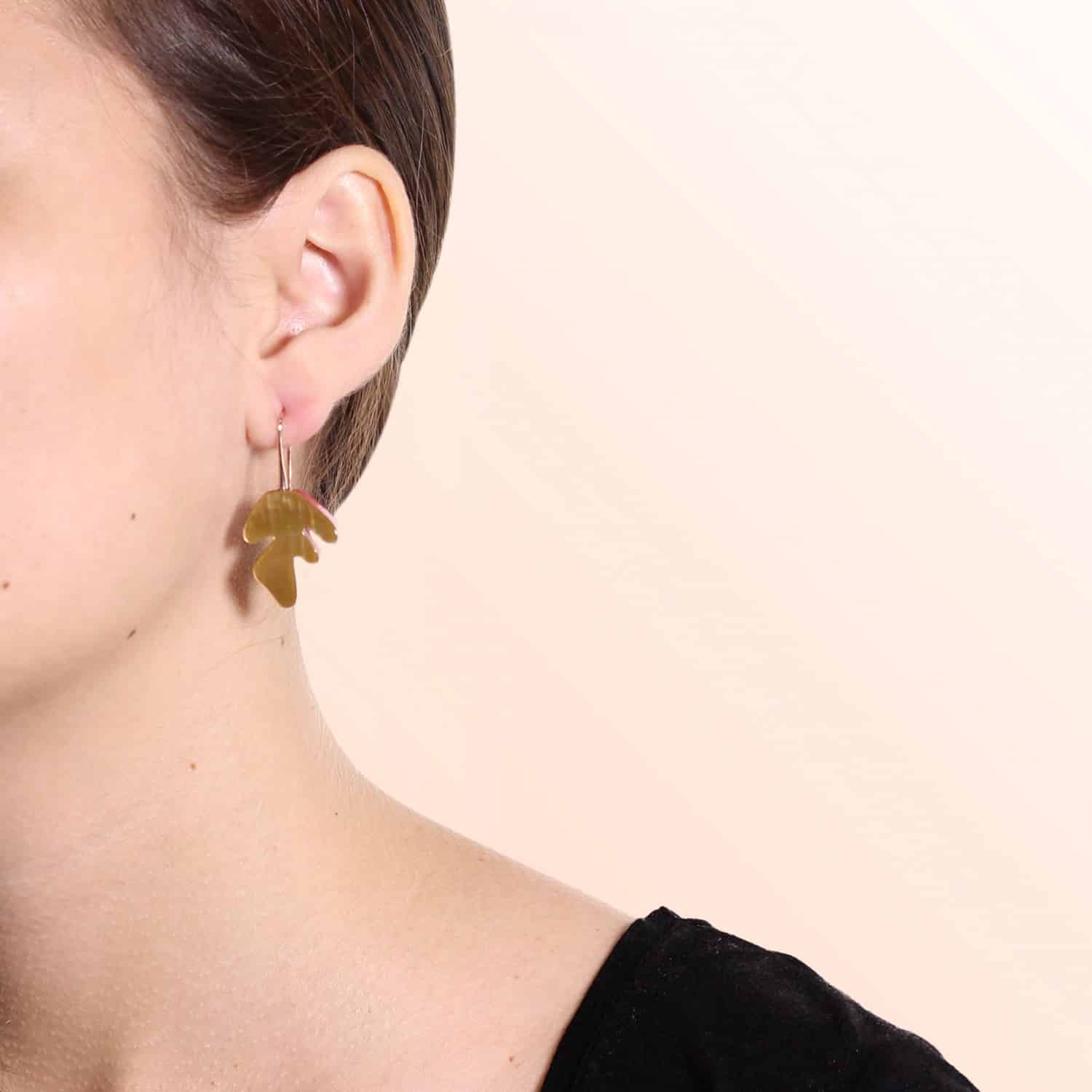 Détail nacre brune grand crochet 12--25329 Nature Bijoux