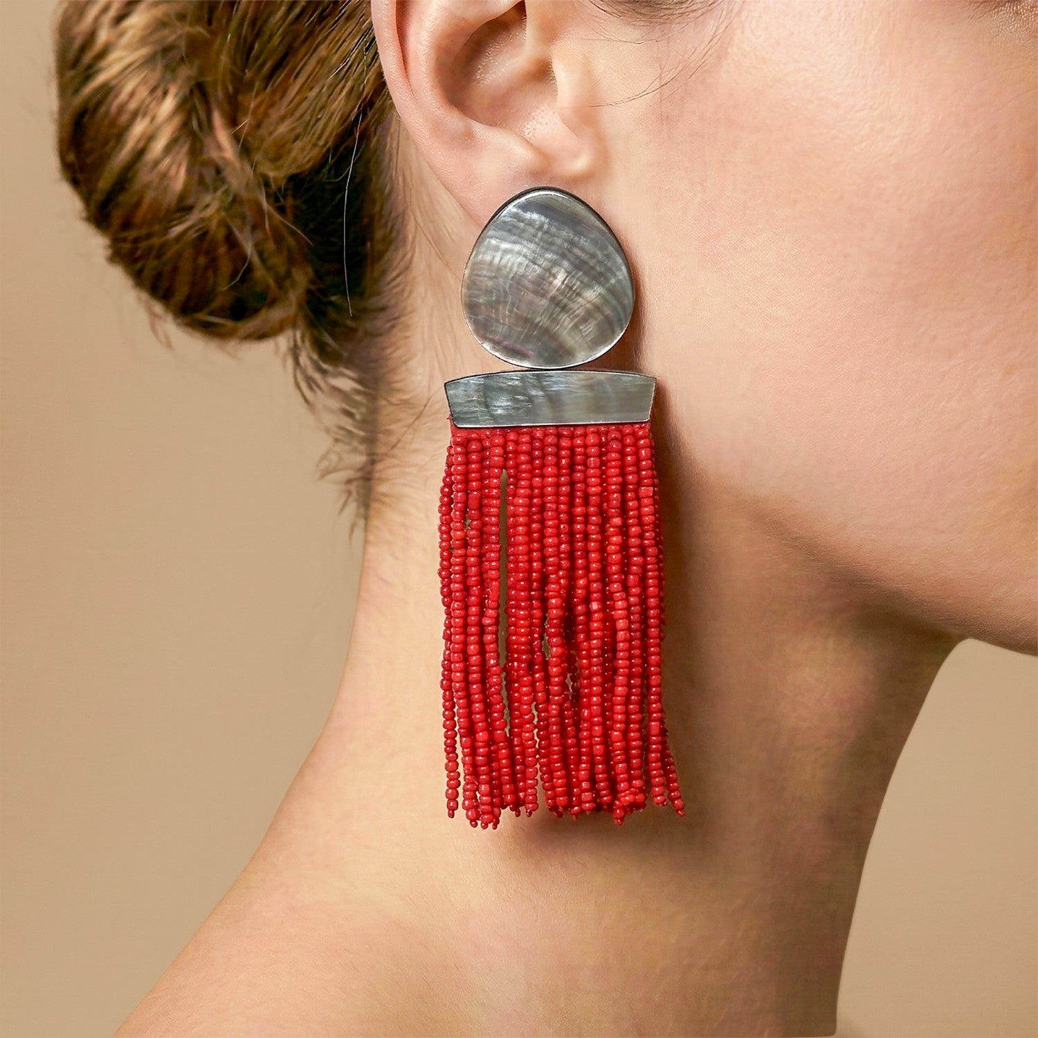 Détail porté boucles d'oreilles poussoir Sumida 12--90680 Nature Bijoux
