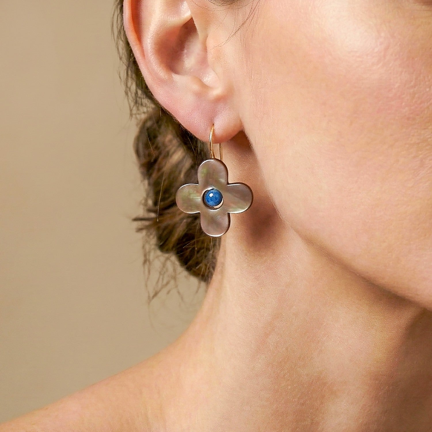 Détail lapis-lazuli et nacre brune 12--90696 Nature Bijoux porté modèle