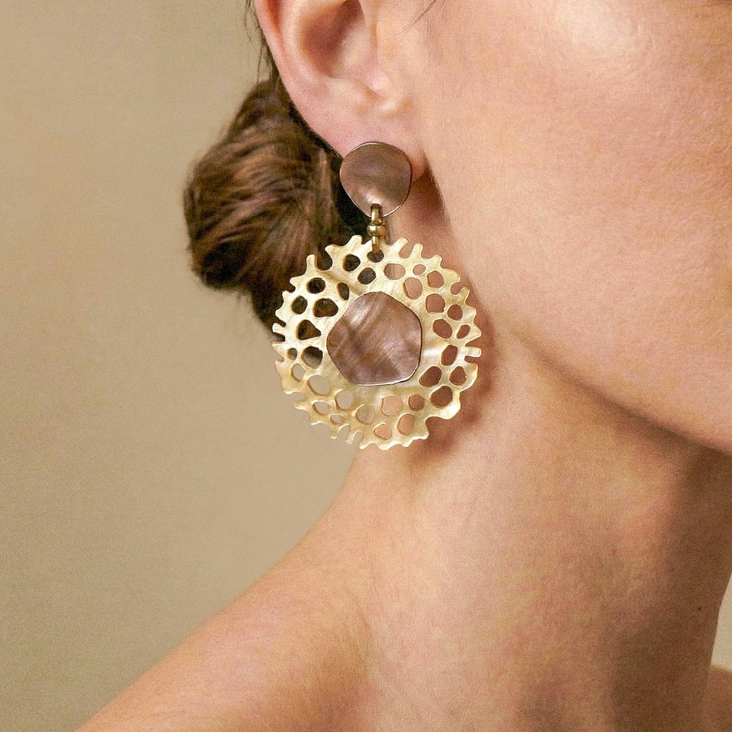 Détail matière nacre et laiton 12--90761 Nature Bijoux