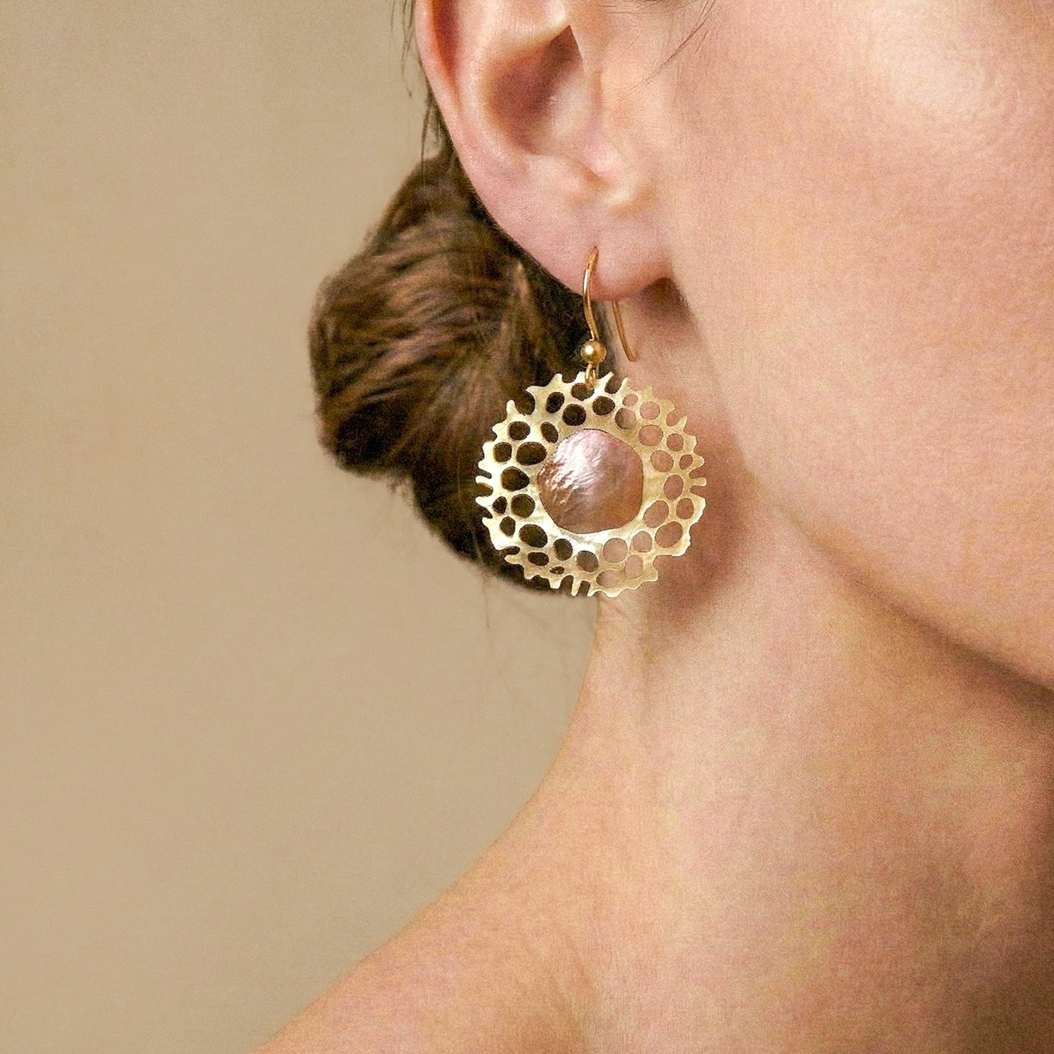 Boucles d'oreilles Corallium détail nacre ajourée 12--90762 Nature Bijoux