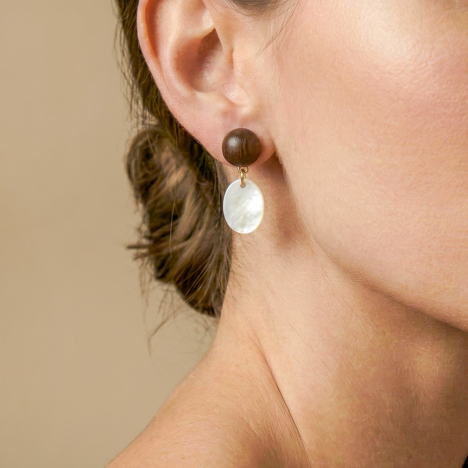 Boucles d'oreilles porté détail bois nacre 12--90793 Nature Bijoux