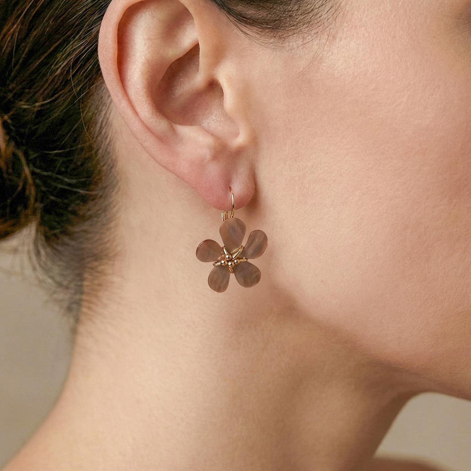Détail dormeuses et nacre brune 12--90847 Nature Bijoux
