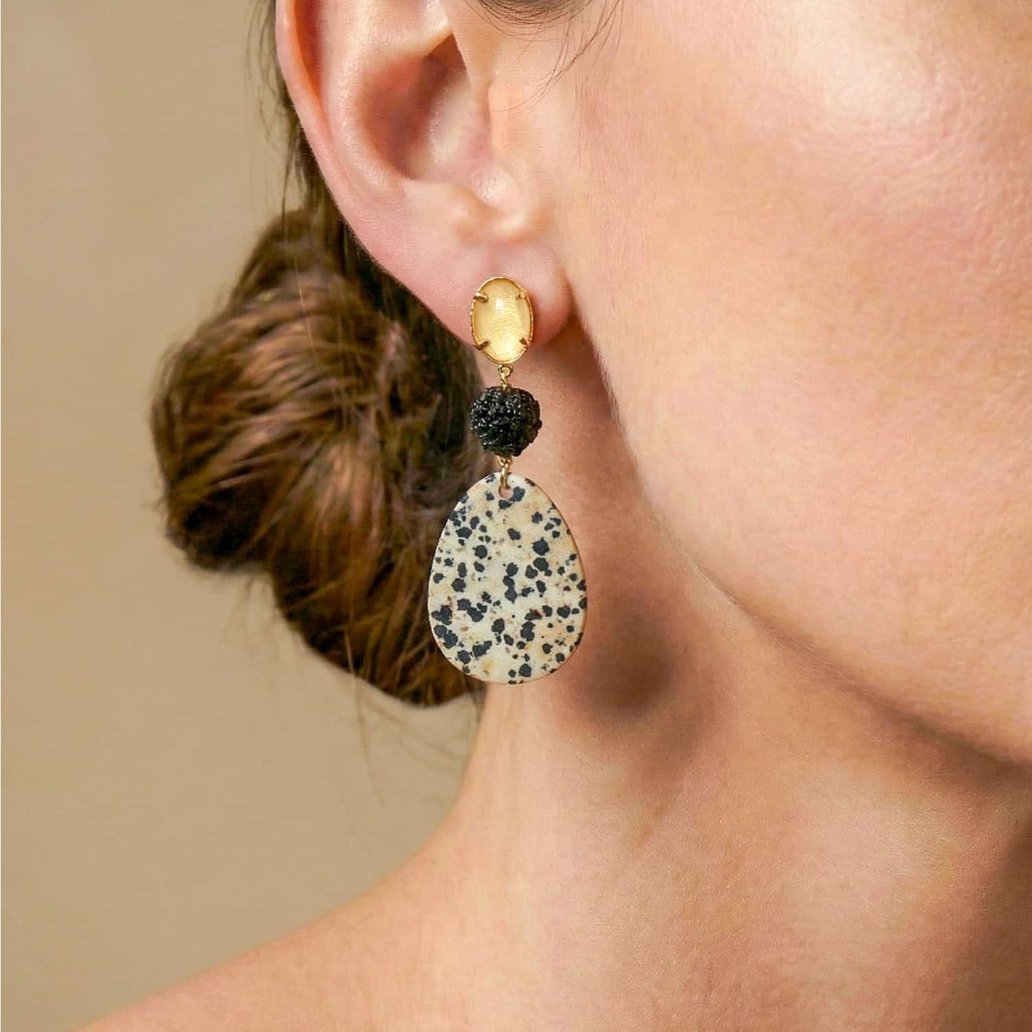 Boucles d'oreilles portées détail jaspe dalmatien 12--90857 Nature Bijoux