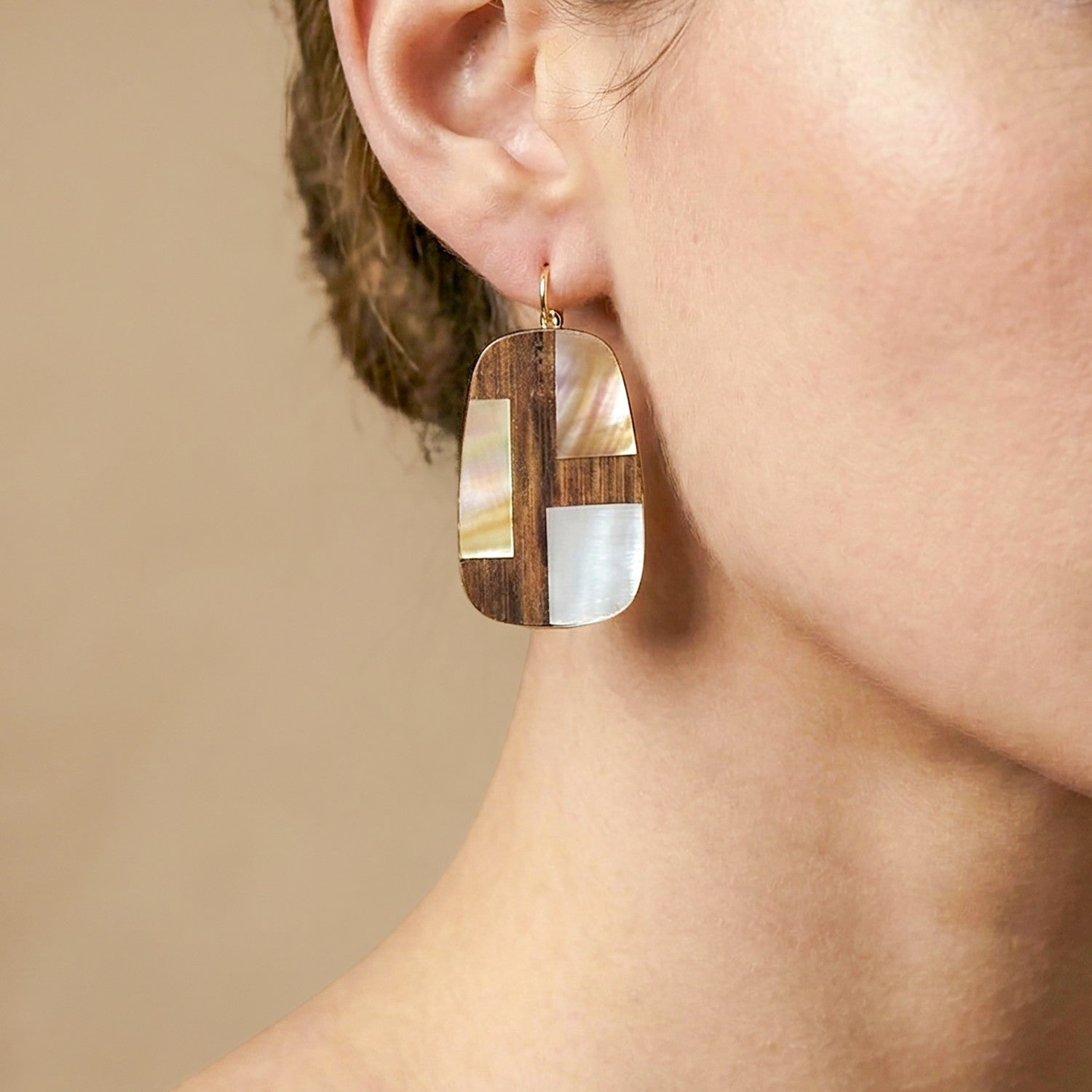 Détail dormeuse bambou et nacre 12--90861 Nature Bijoux