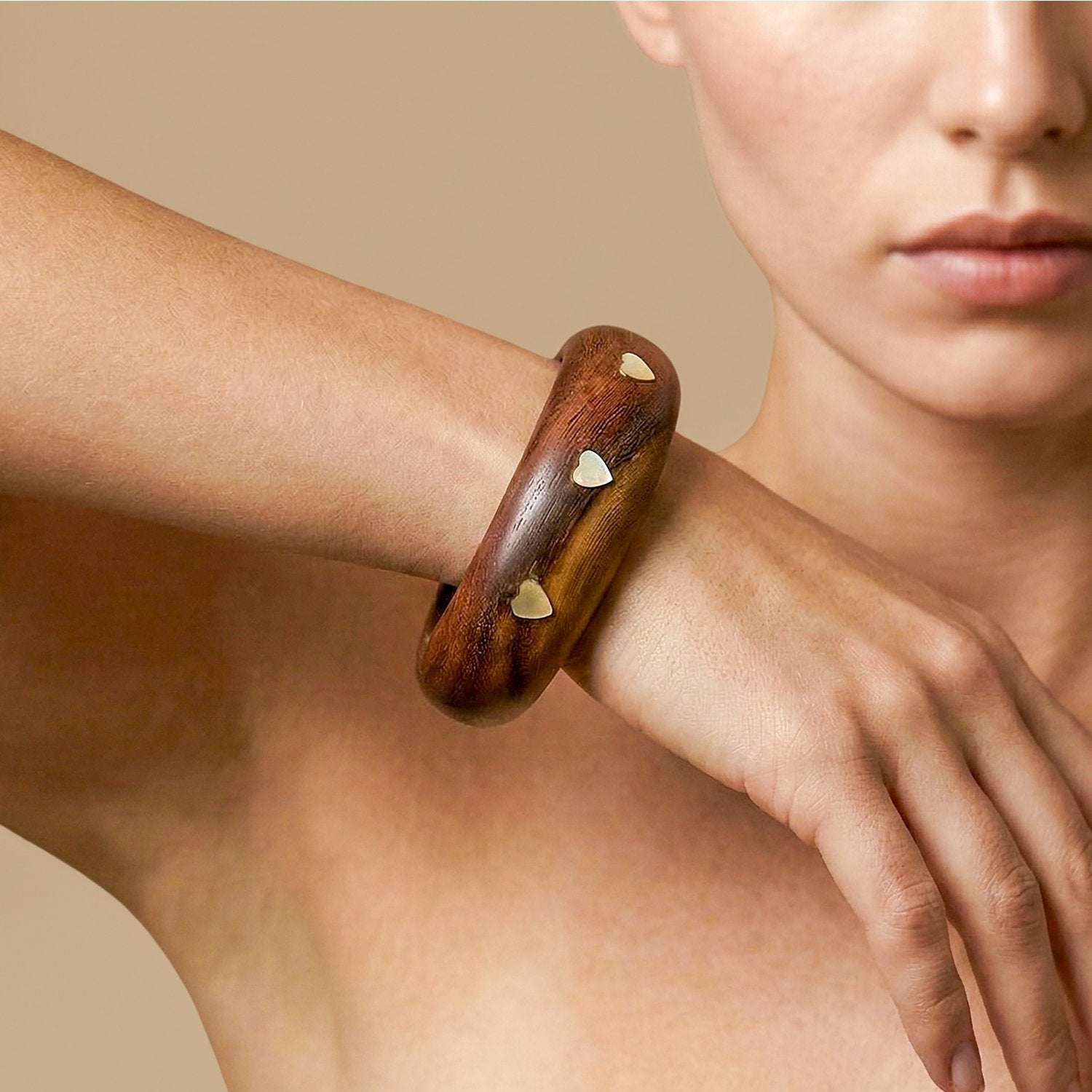Détail coeurs en bois Robles et nacre dorée 13--44650 Nature Bijoux
