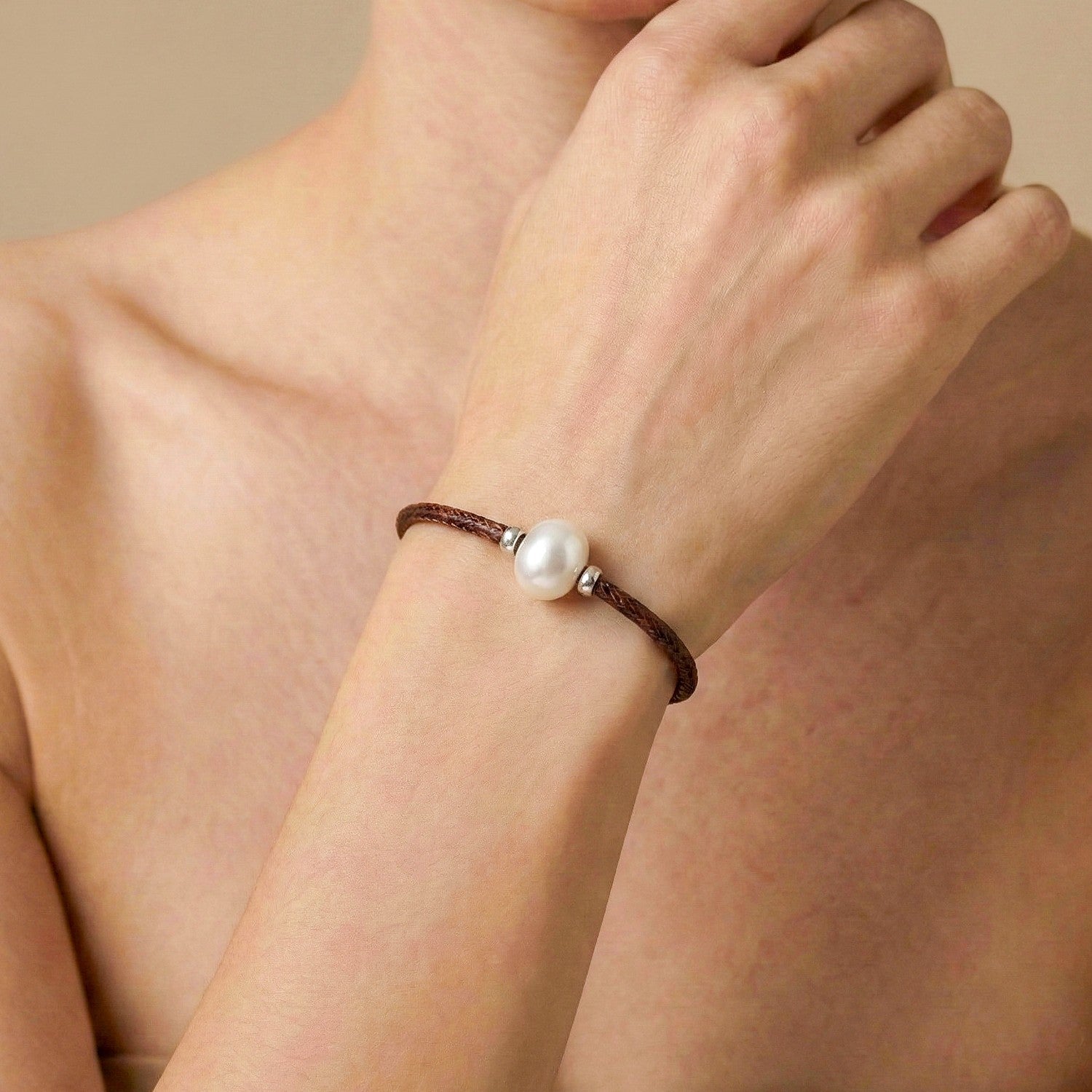 Bracelet porté détail perle Nature Bijoux sku 13--44692