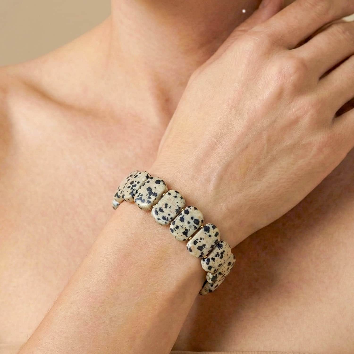 Détail jaspe dalmatien porté 13--44732 Nature Bijoux