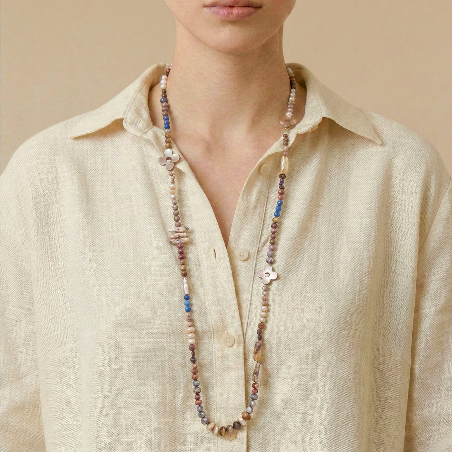 Collier porté détail matières naturelles 15--43860 Nature Bijoux