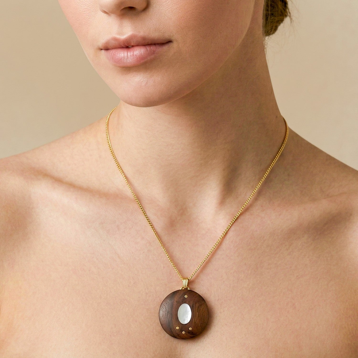 Détail pendentif rond collier Oman 15--43942 Nature Bijoux