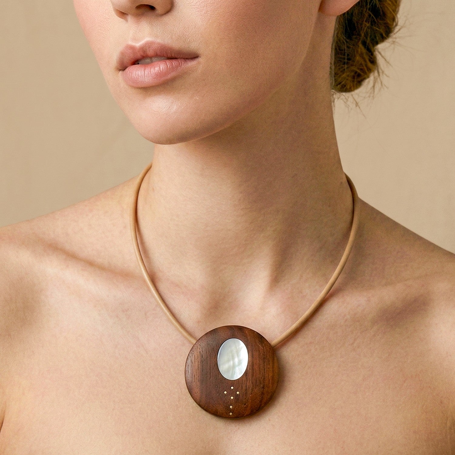 Détail pendentif rond collier Oman 15--43943 Nature Bijoux