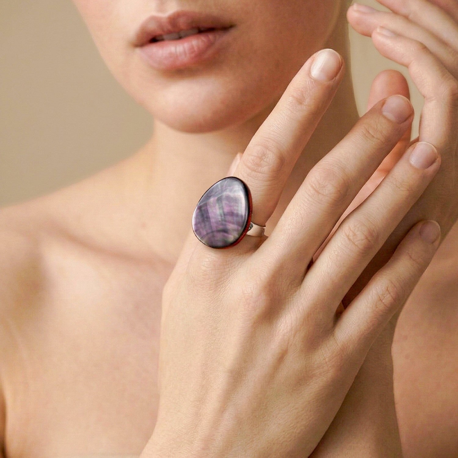 Bague portée détails nacre noire 19--27011 Nature Bijoux