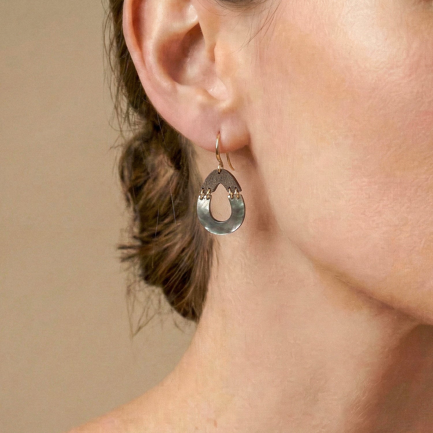 Détail boucles d'oreilles goutte ébène gris nacre noire 12--90774