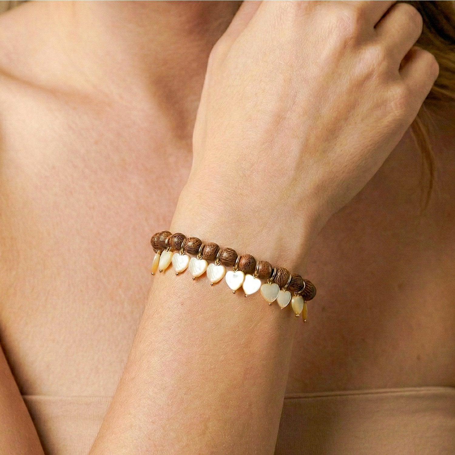 Bracelet porté détail coeurs nacre dorée 13--44651 Nature Bijoux